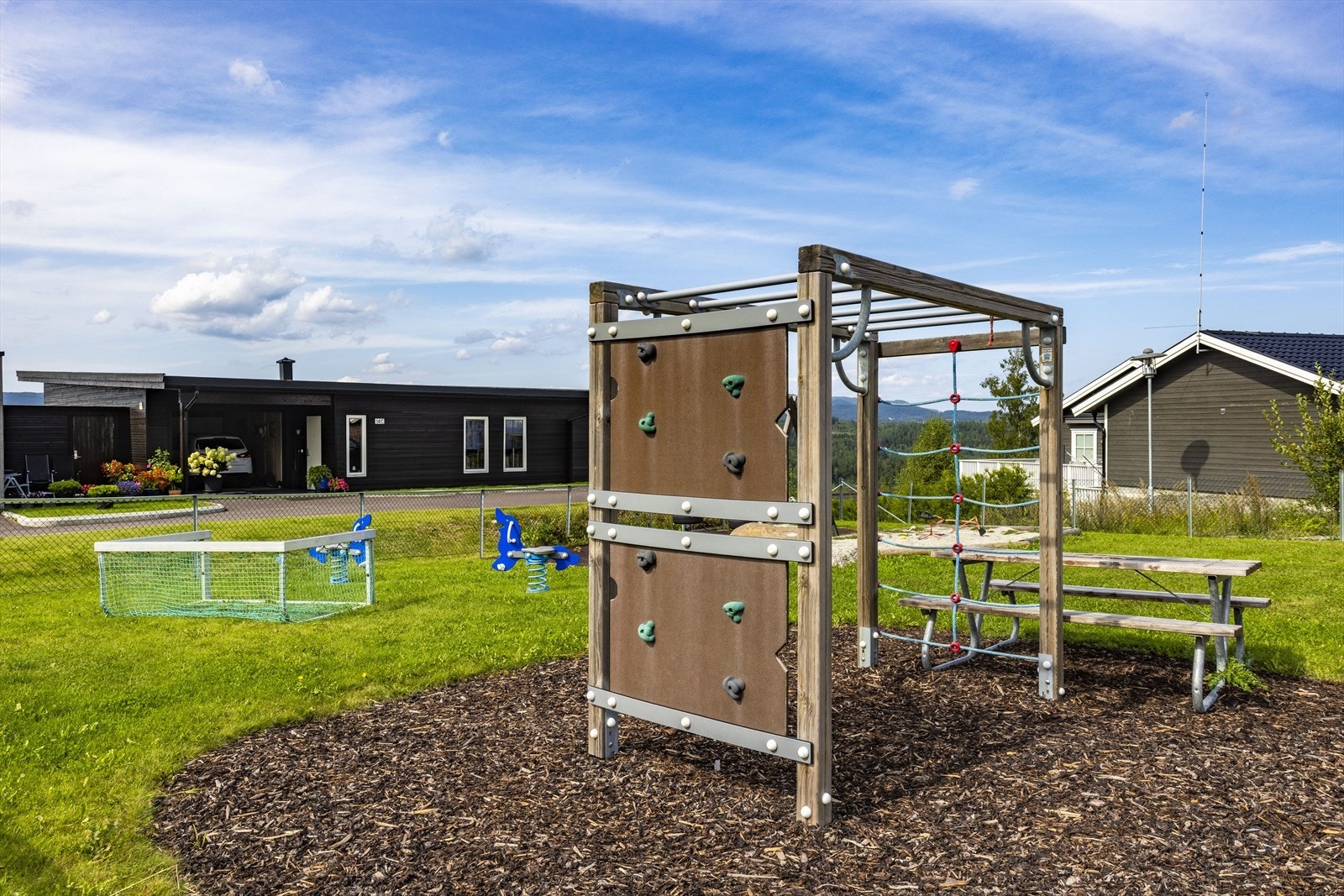 Rett utenfor blokken er det stor felles lekeplass for området. Galleribilde