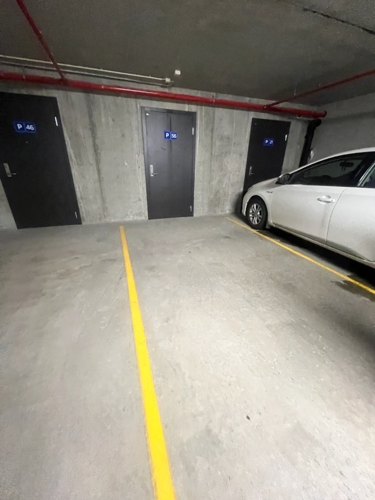 Innendørs parkering med tilhørende sportsbod Galleribilde