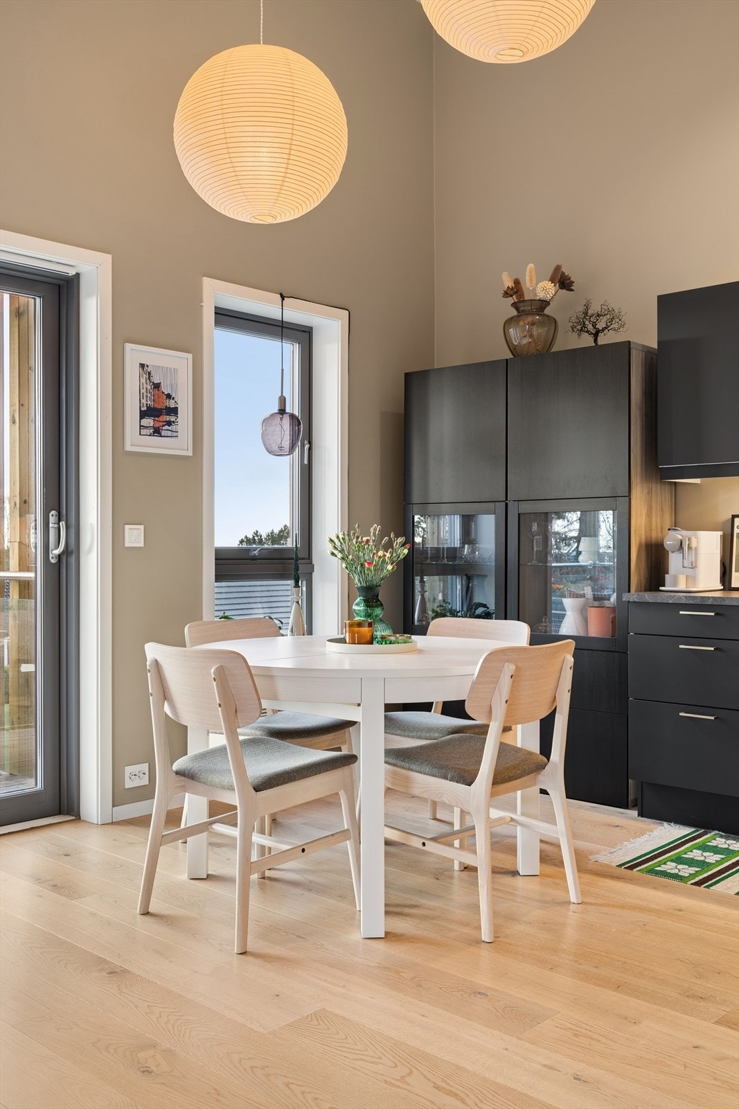 Det er god plass til både spisebord og sofa i den åpne løsningen. Galleribilde