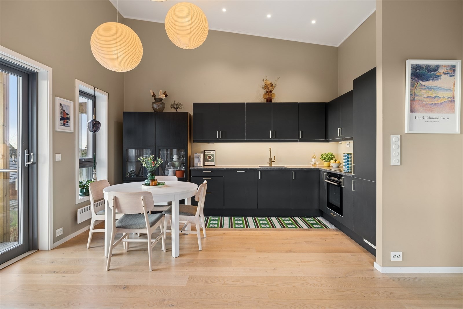 Kjøkkeninnredning med malte, glatte fronter gir et stilrent uttrykk. Galleribilde