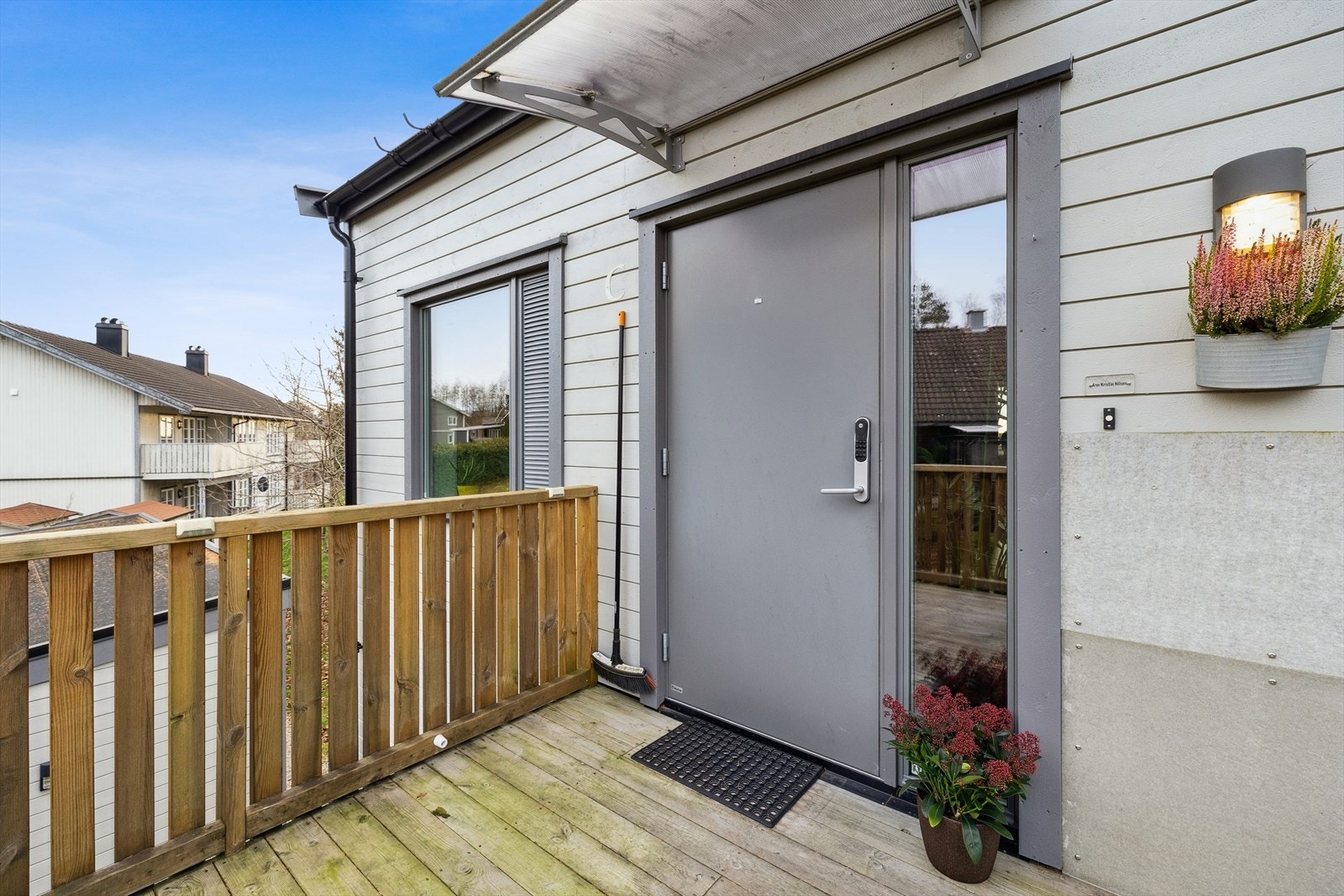 Ytterdøren er brann- og lydklassifisert og fra år 2020. Det er morgensol ved inngangspartiet. Galleribilde