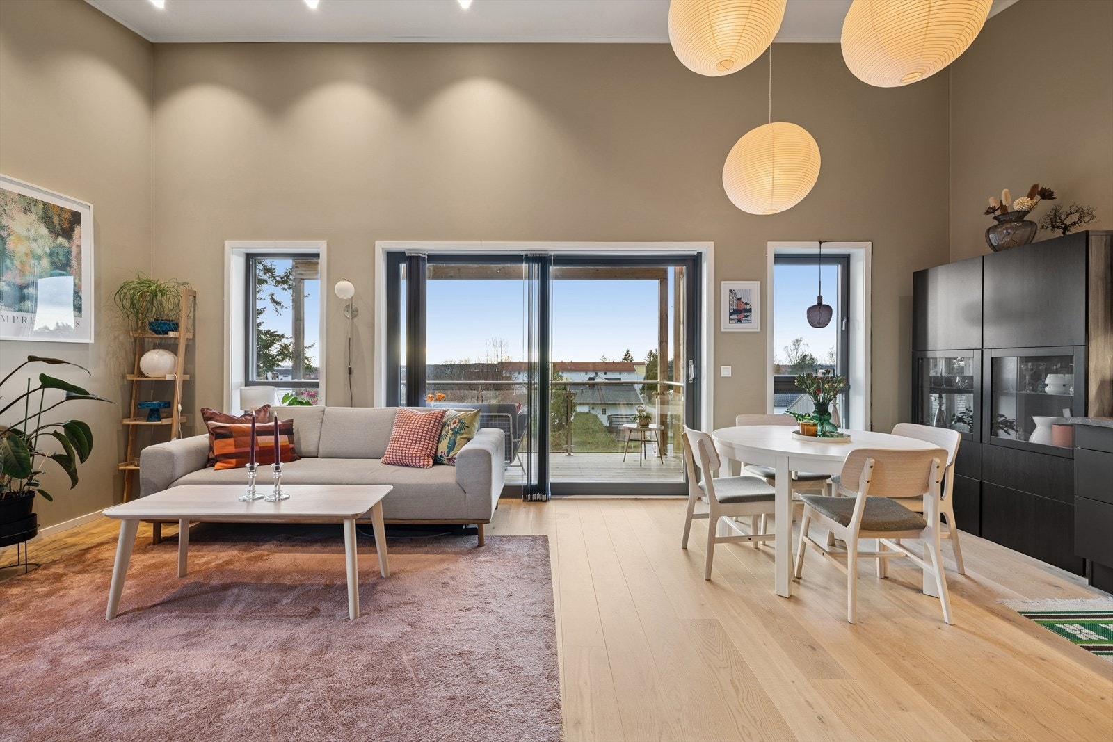 Den flotte verandadøren gir godt med lysinnslipp. Galleribilde