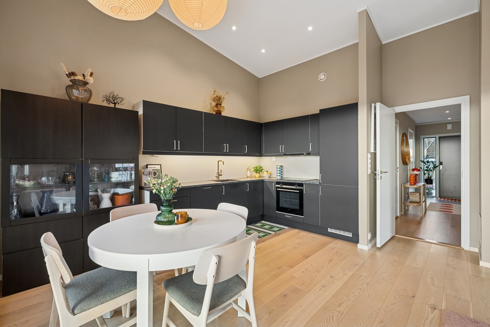 Åpen kjøkkenløsning med god plass til spisebord gir en sosial atmosfære. Galleribilde