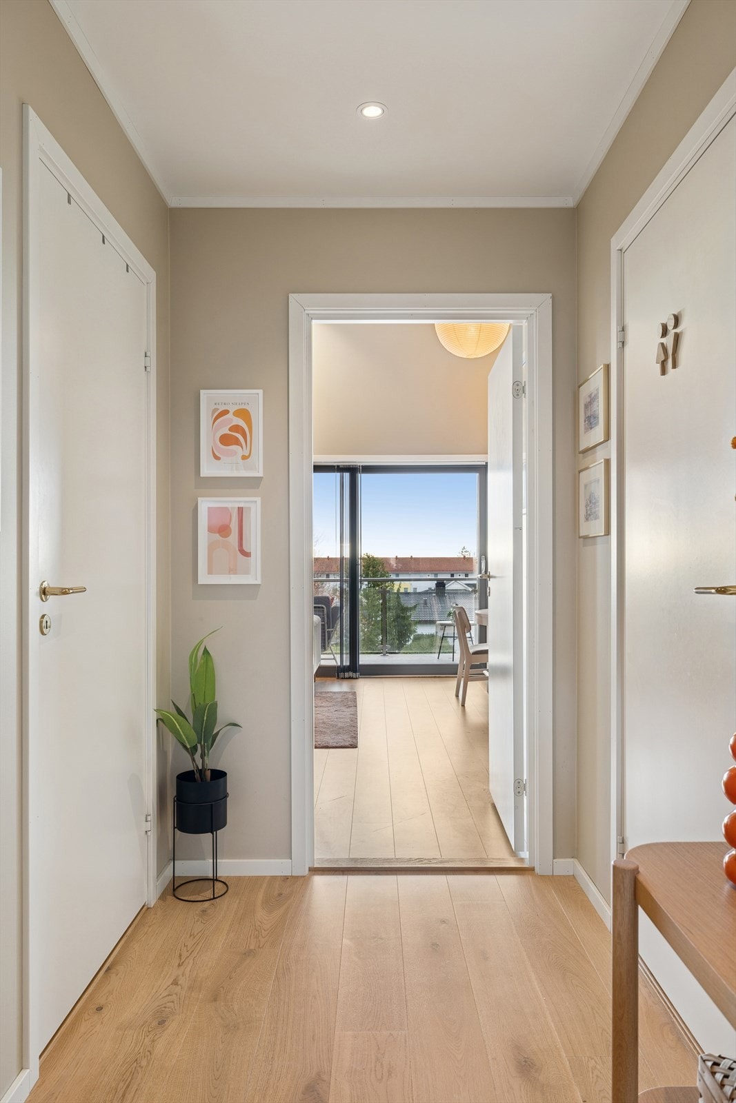 Fra gangen er det tilgang til begge soverommene, badet og den innvendige boden. Galleribilde