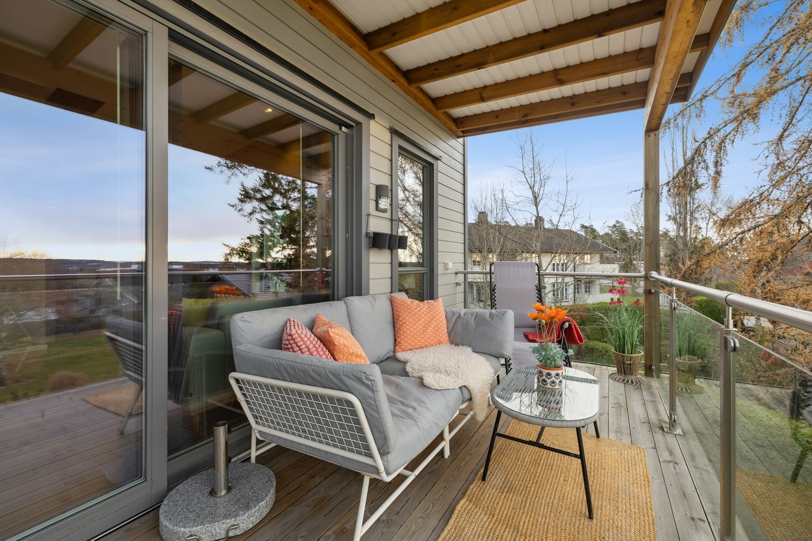 Skyvedør med 3-lags isolerglass gir tilgang til verandaen fra stuen. Verandaen kan møbleres i flere soner. Galleribilde