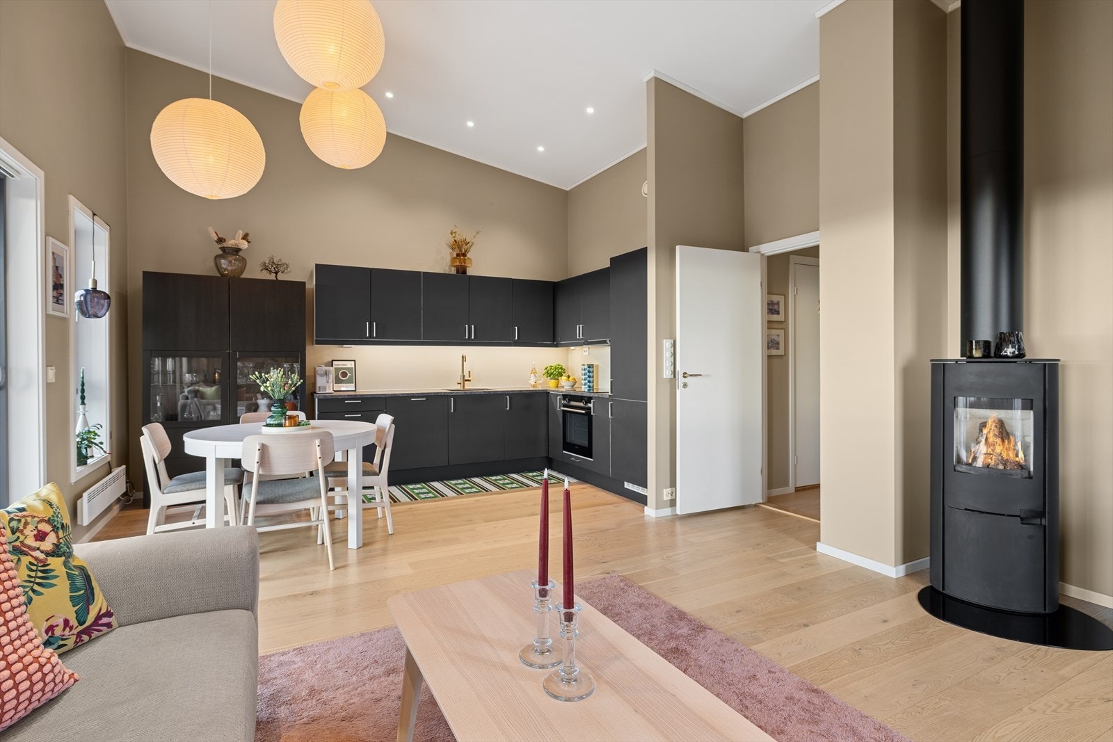 Ryggeraet 30C presenteres av Caroline Sundet v/DNB Eiendom. En moderne og luftig 3-roms eierleilighet, sentralt på Halmstad! Galleribilde