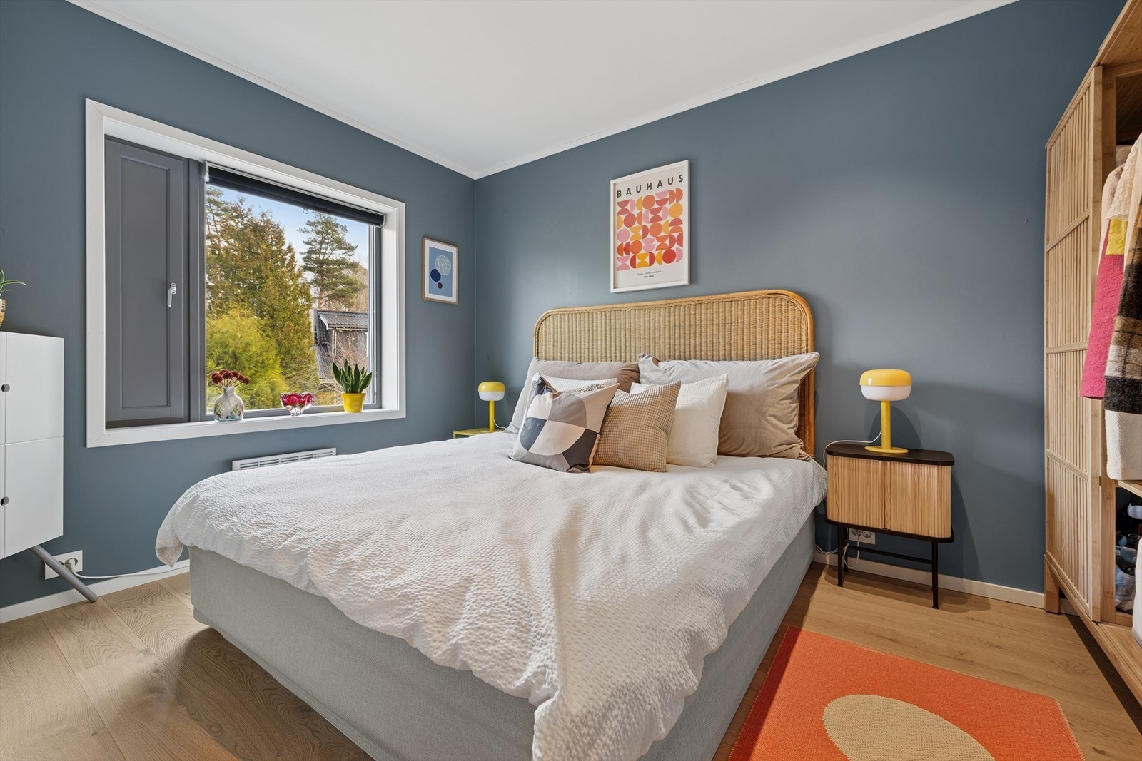 Store vinduer gir godt lysinnslipp og utsikt til grøntområde. Galleribilde