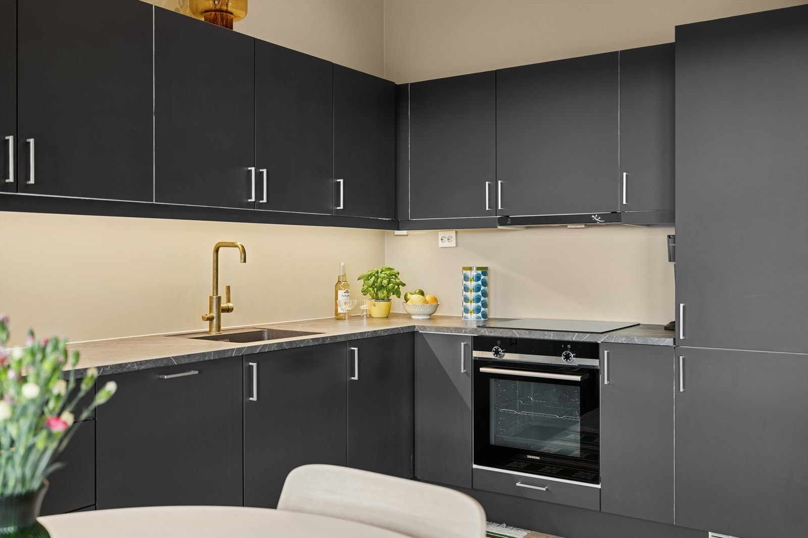 På kjøkkenet er det integrert induksjonstopp, stekeovn, oppvaskmaskin og kjøle-/fryseskap, som alle medfølger. Galleribilde