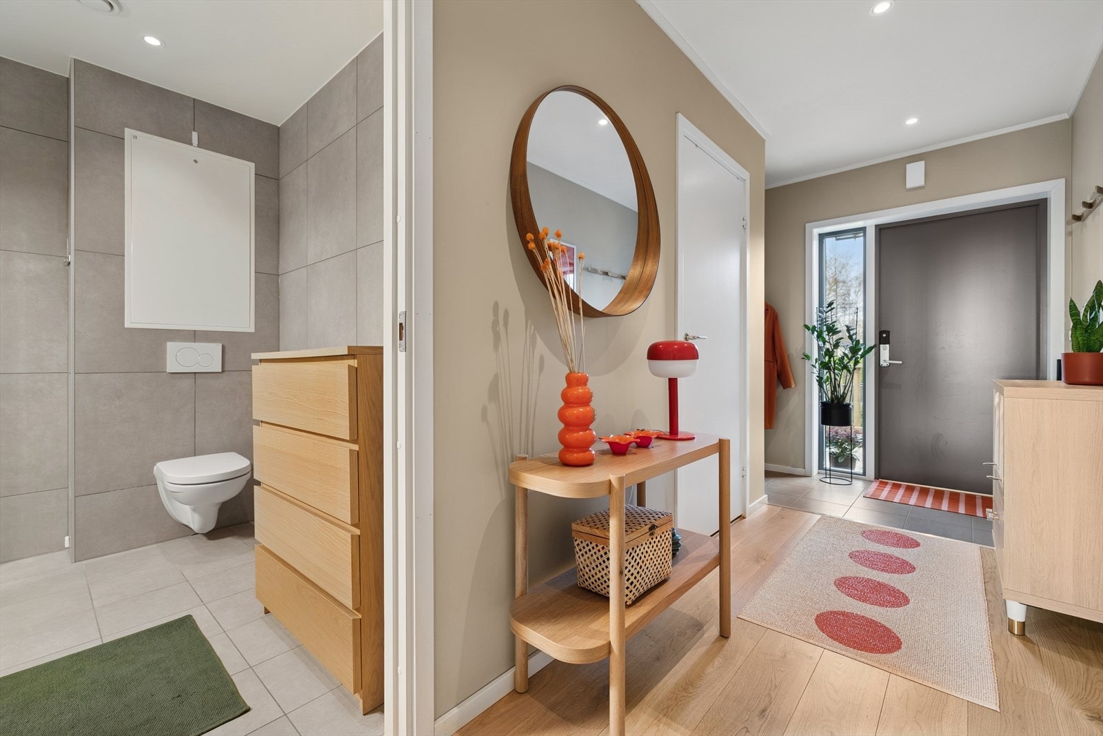 Det er fliser på gulvet med varmekabel i entreen og på badet. Galleribilde