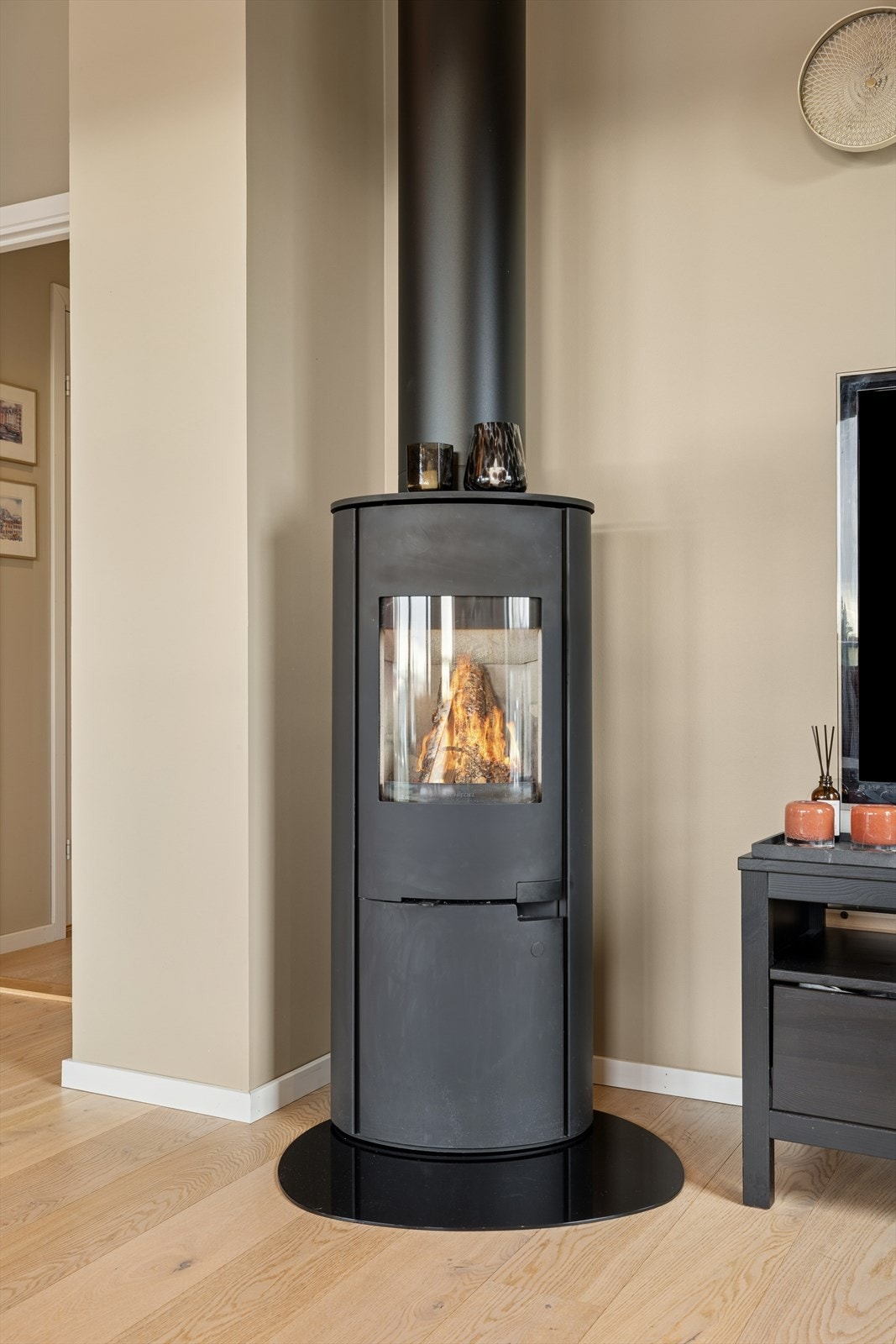 Vedovn i stuen bidrar til varme og hygge på sene høst- og vinterkvelder. Galleribilde