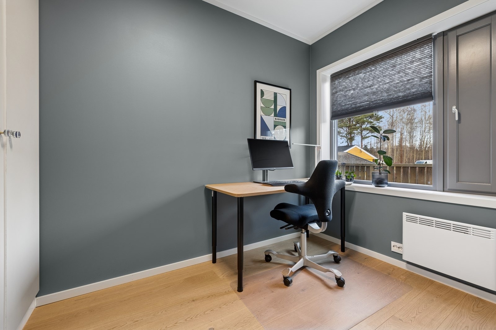 Soverom 2 er også av god størrelse. Bruk gjerne rommet som barnerom, kontor eller gjesterom. Galleribilde