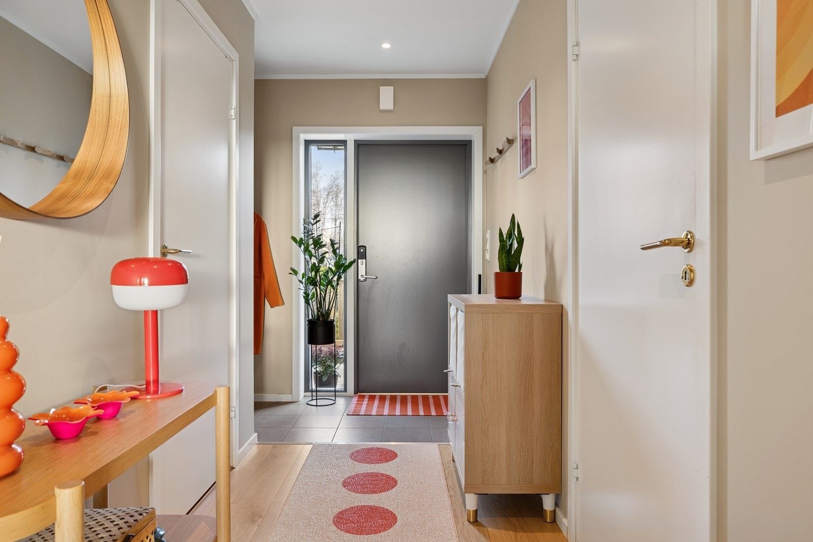 Fliser med varmekabler i entré og parkettgulv gir en varm velkomst i gangen. Galleribilde