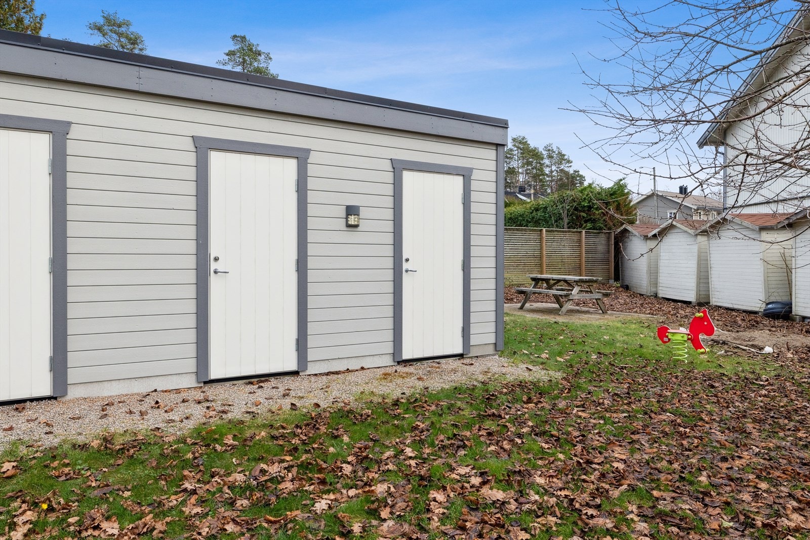 Sportsboden på ca. 6 m² gir ekstra lagringsplass og er en del av felles bodrekke. Galleribilde