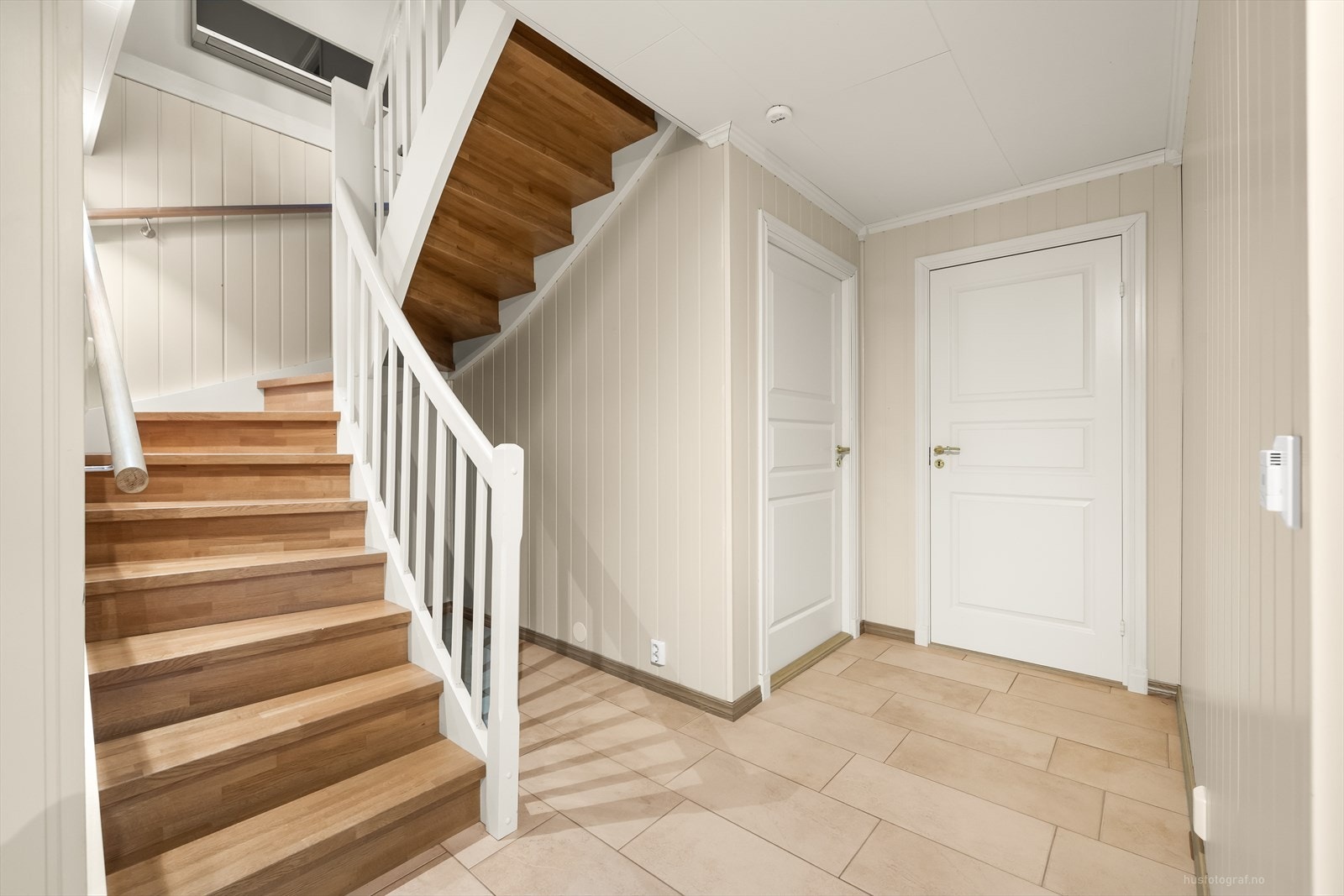 1.etasje byr på hall, vaskerom, toalettrom, bod, soverom og innredet rom. Galleribilde