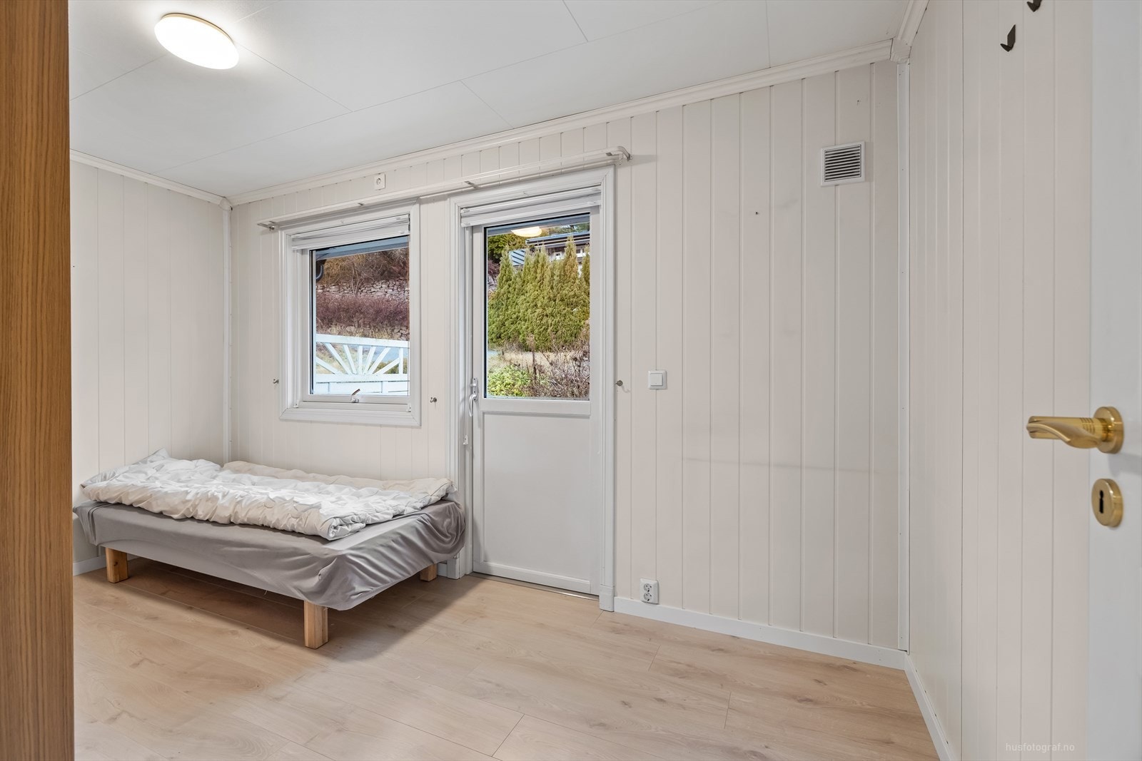 Soverom 2 med utgang direkte til terrasse. Galleribilde