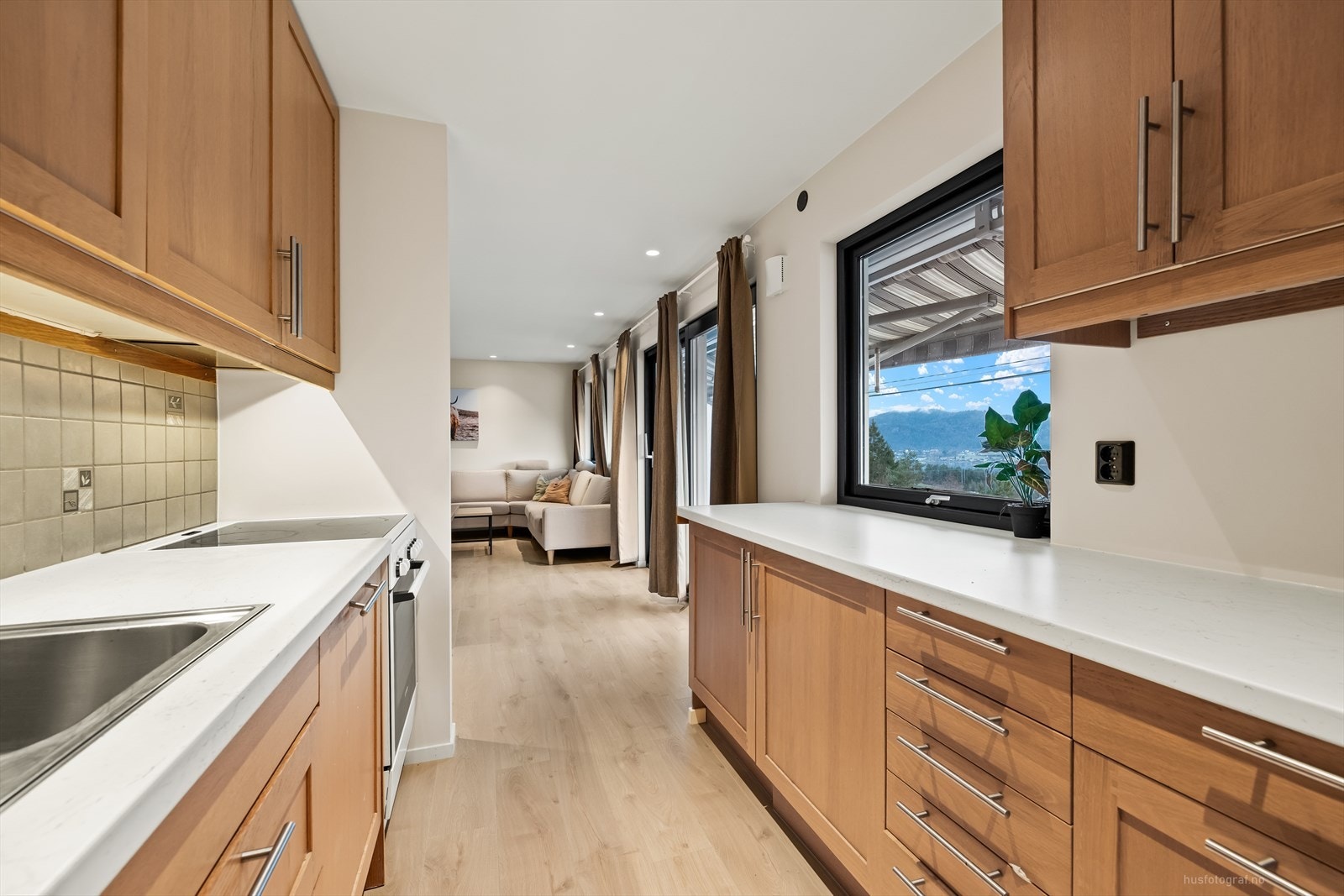 Klassisk kjøkkeninnredning med profilerte fronter og benkeplate av laminat. Galleribilde