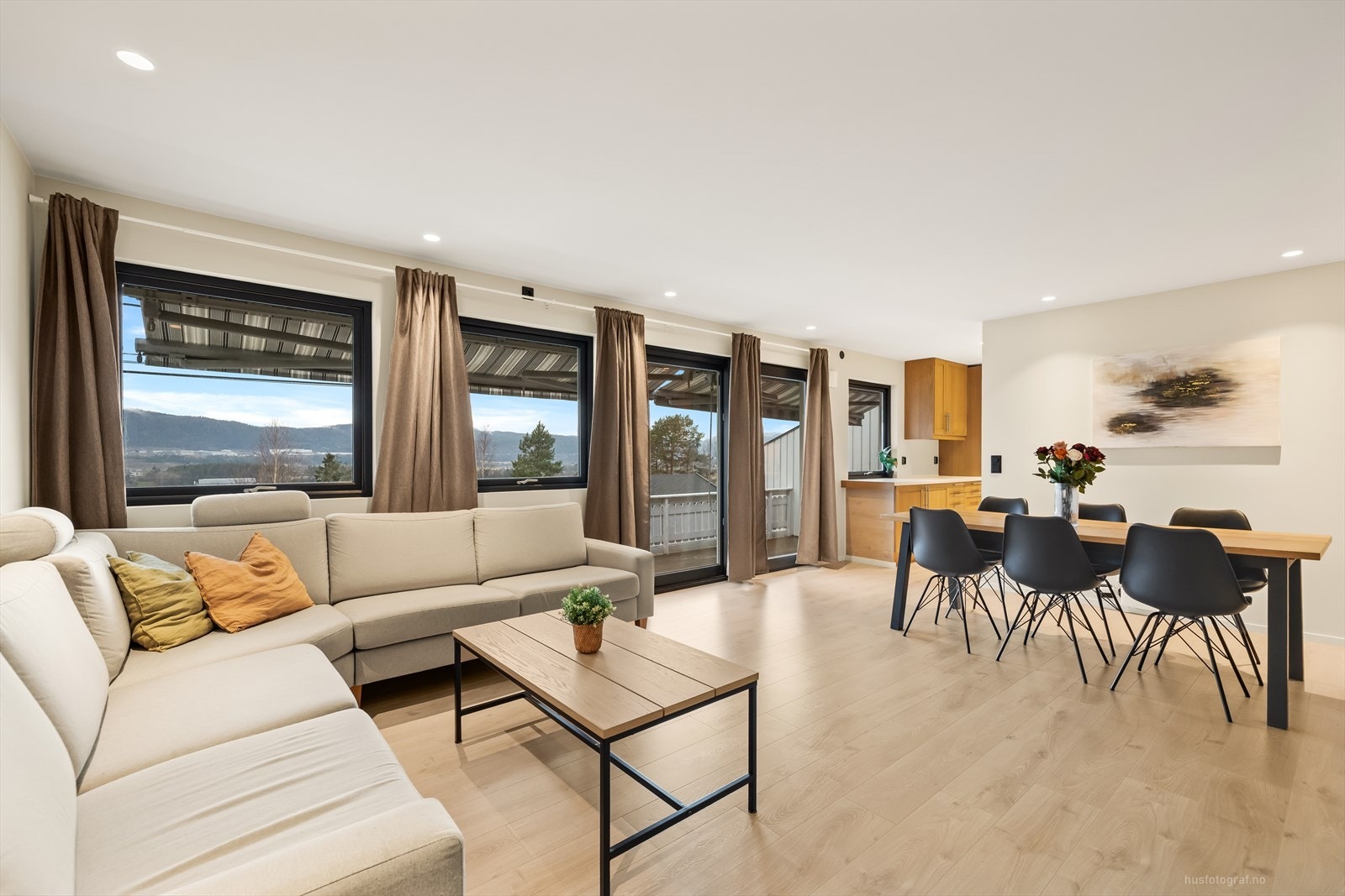 Stuen er delikat og innbydende med laminat på gulv, slette vegger malt i en trendy fargetone. Galleribilde