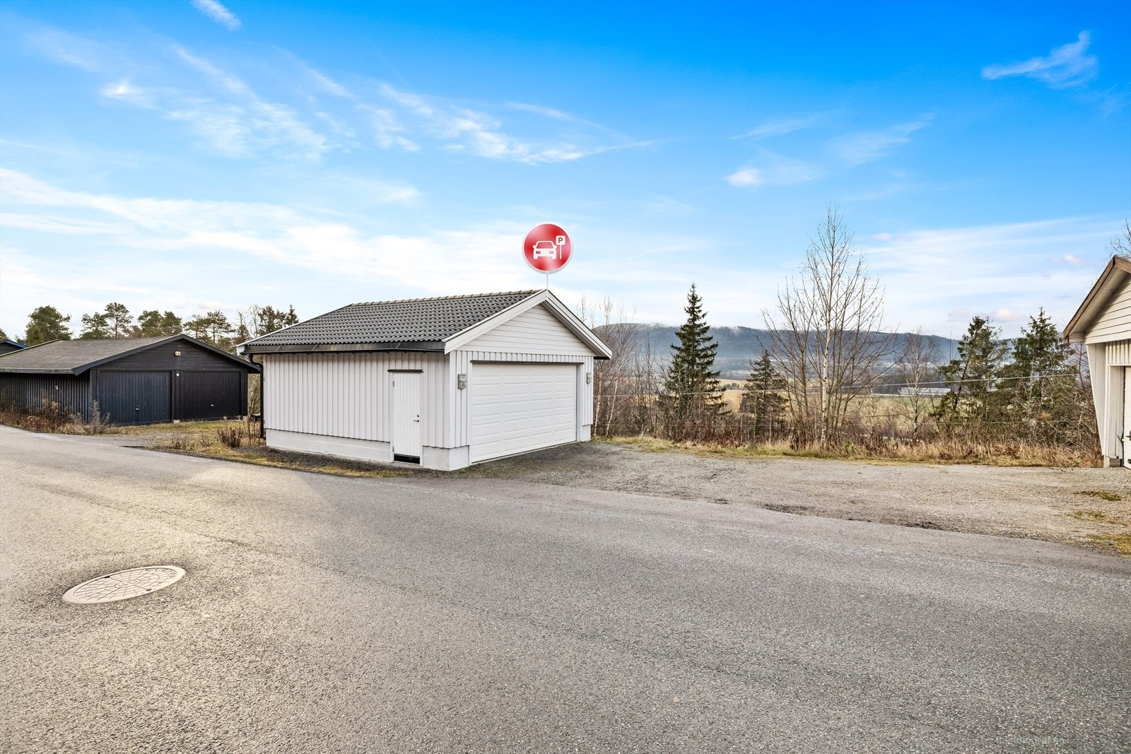 Parkering i dobbel garasje. Garasjen er oppført på kommunal tomt etter gammel avtale. Galleribilde