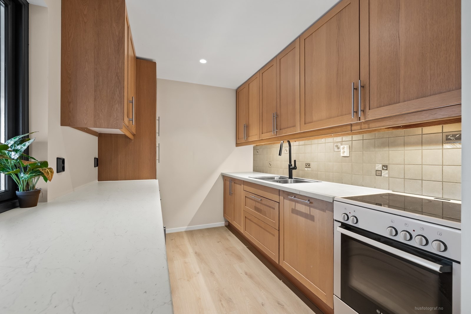 Innredningen byr på effektive arbeidsflater og god plass til oppbevaring i skuffer og skap. Galleribilde