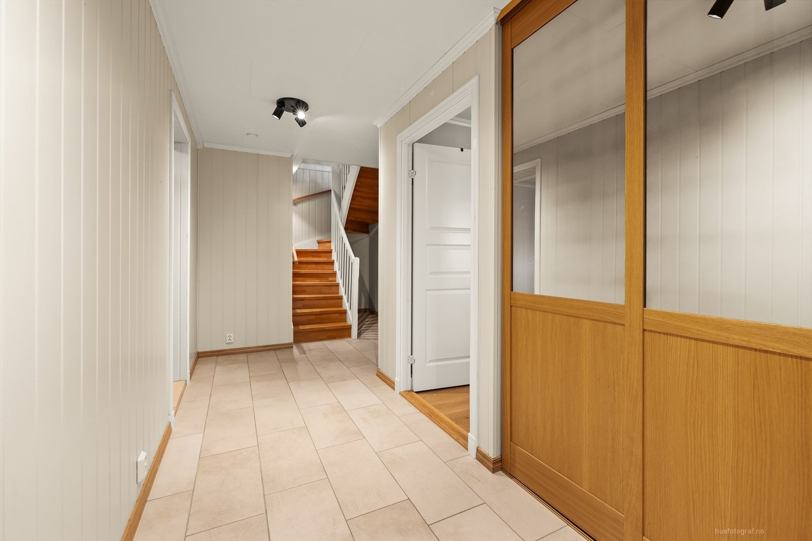 Gang med skyvedørsgarderobe for oppbevaring. Galleribilde