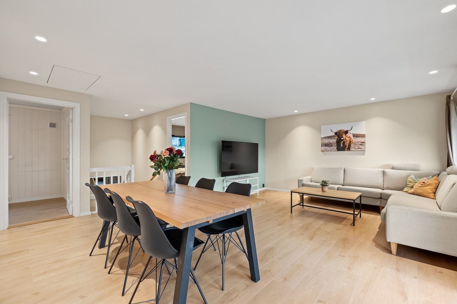 Lys og innbydende stue med delikate overflater. Galleribilde