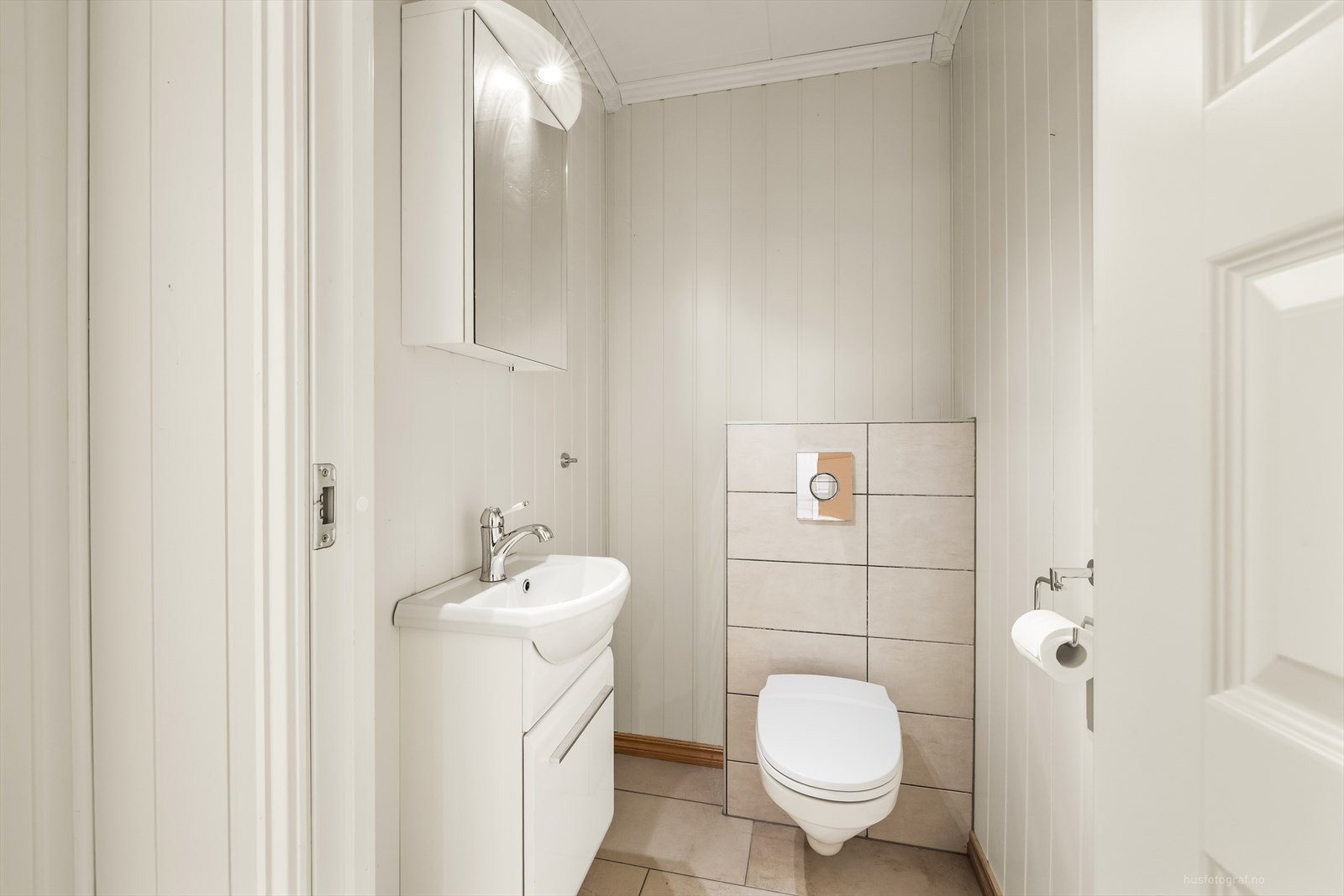 Praktisk toalettrom innredet med enkel servant og toalett. Galleribilde