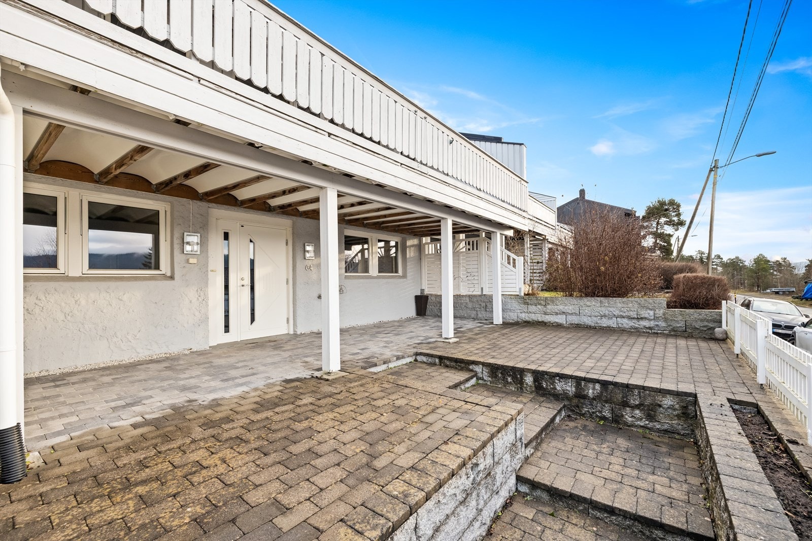 Ved inngangspartiet har boligen en stor og hyggelig uteplass. Galleribilde