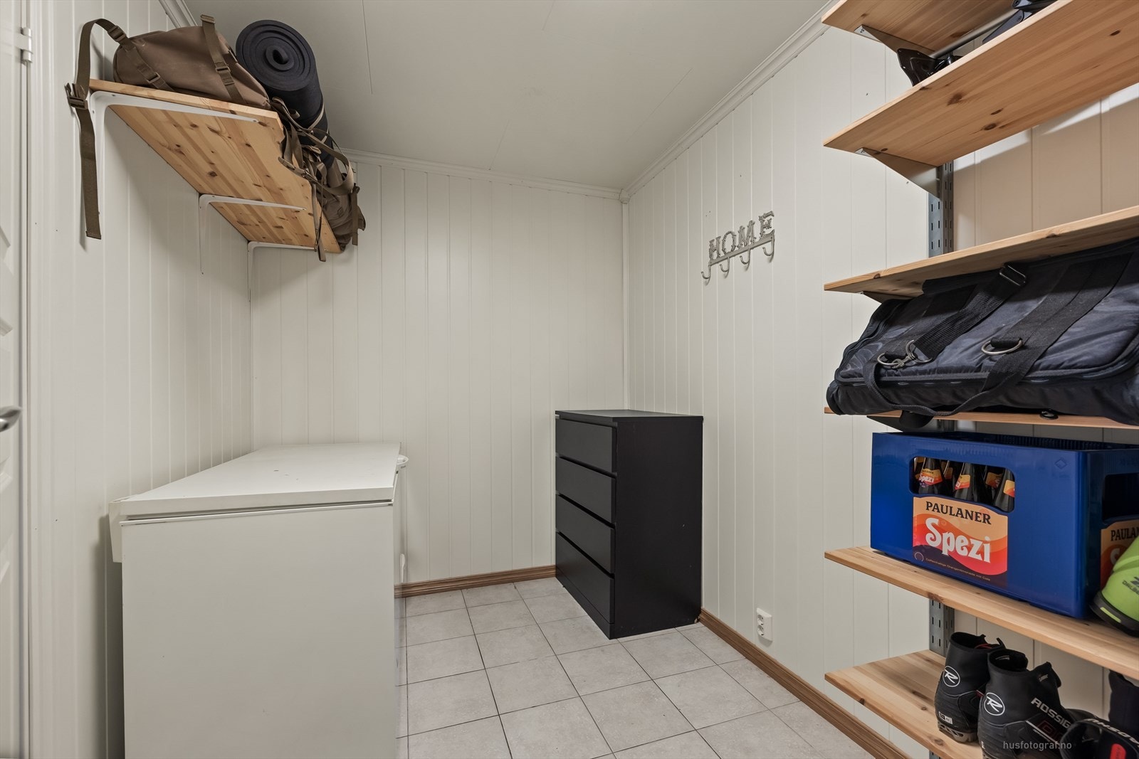 Bod med hylleløsninger. Galleribilde