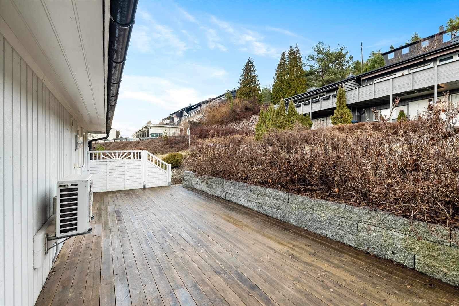 Terrasse på baksiden av boligen, slik at en kan nyte solen store deler dagen. Galleribilde