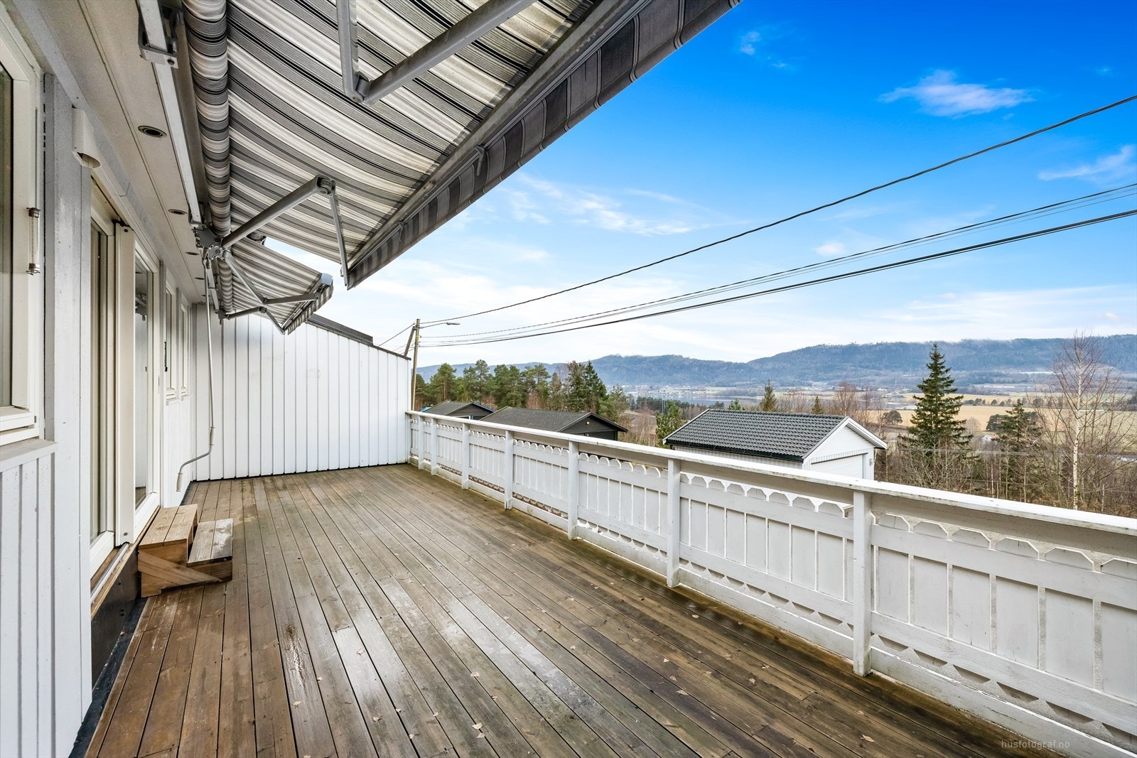 Pent og velholdt rekkehus med gode solforhold og fin utsikt - boligen har pene uteområder- Gode parkeringsmuligheter. Galleribilde