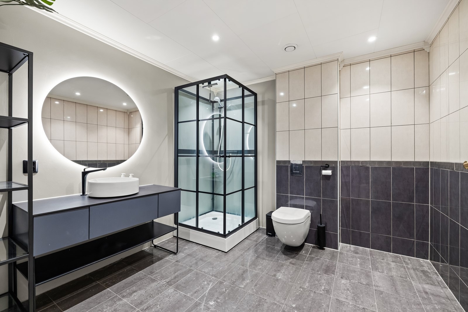 I tillegg er den ene veggen på bad modernisert med spesial våtromspuss. Galleribilde