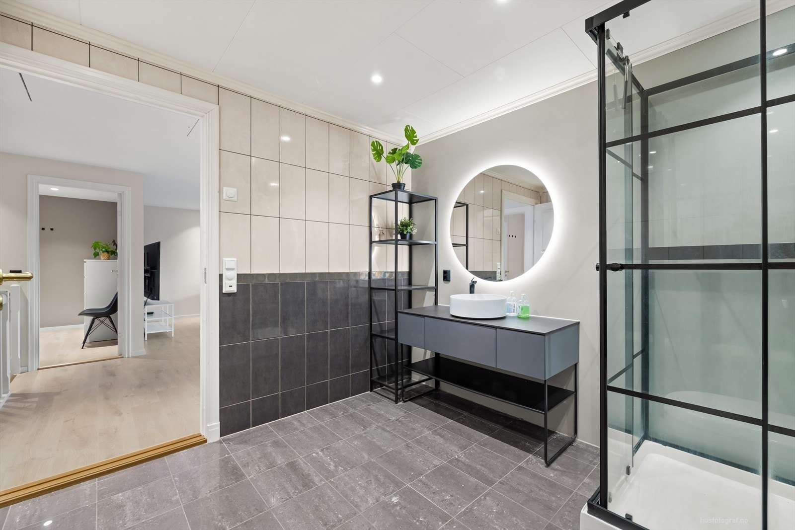 Bad er oppgradert med ny moderne innredning som har integrerte lys og ny dusj. Galleribilde