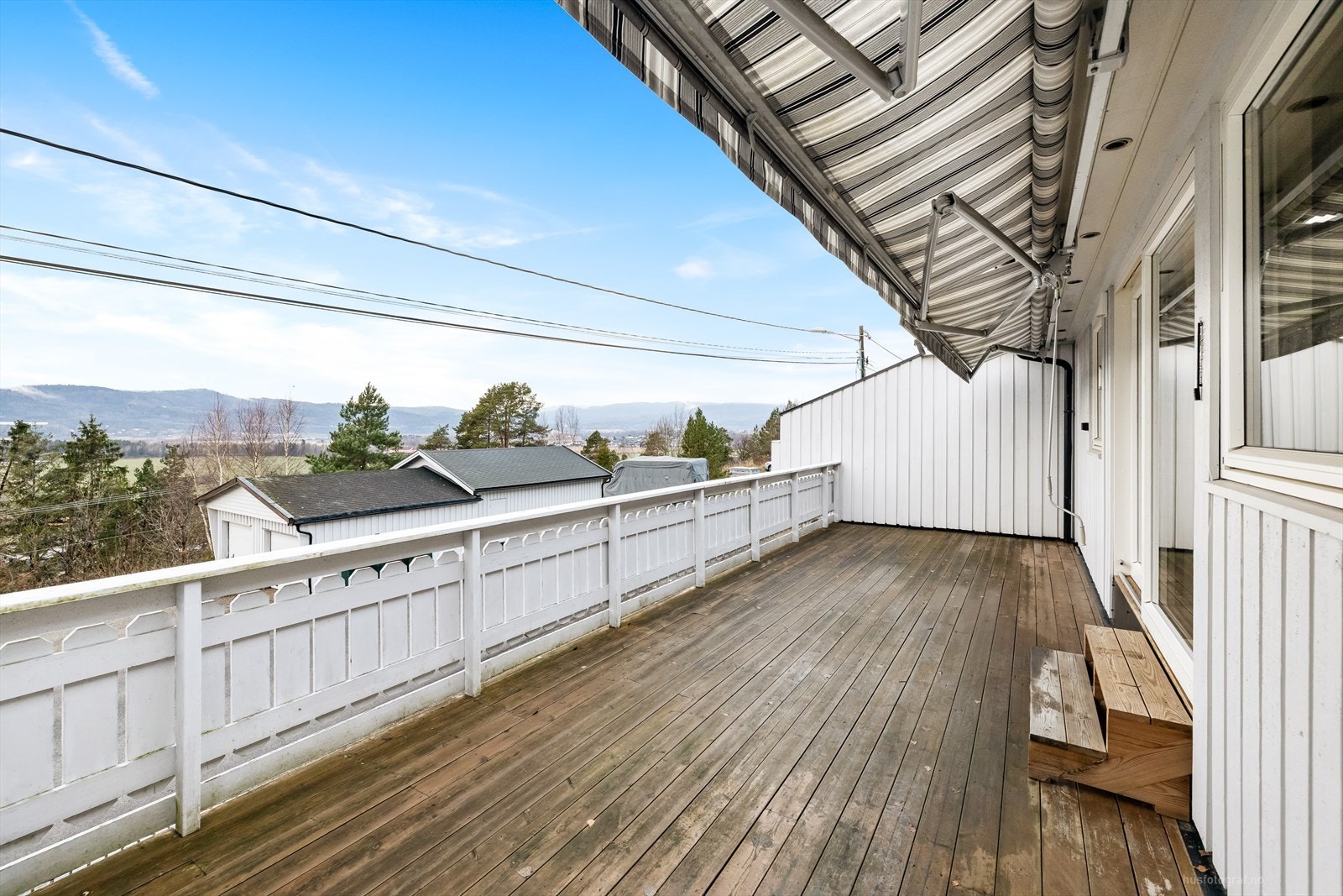 Terrassen kan fint møbleres med både sittegruppe og loungemøbler. Galleribilde