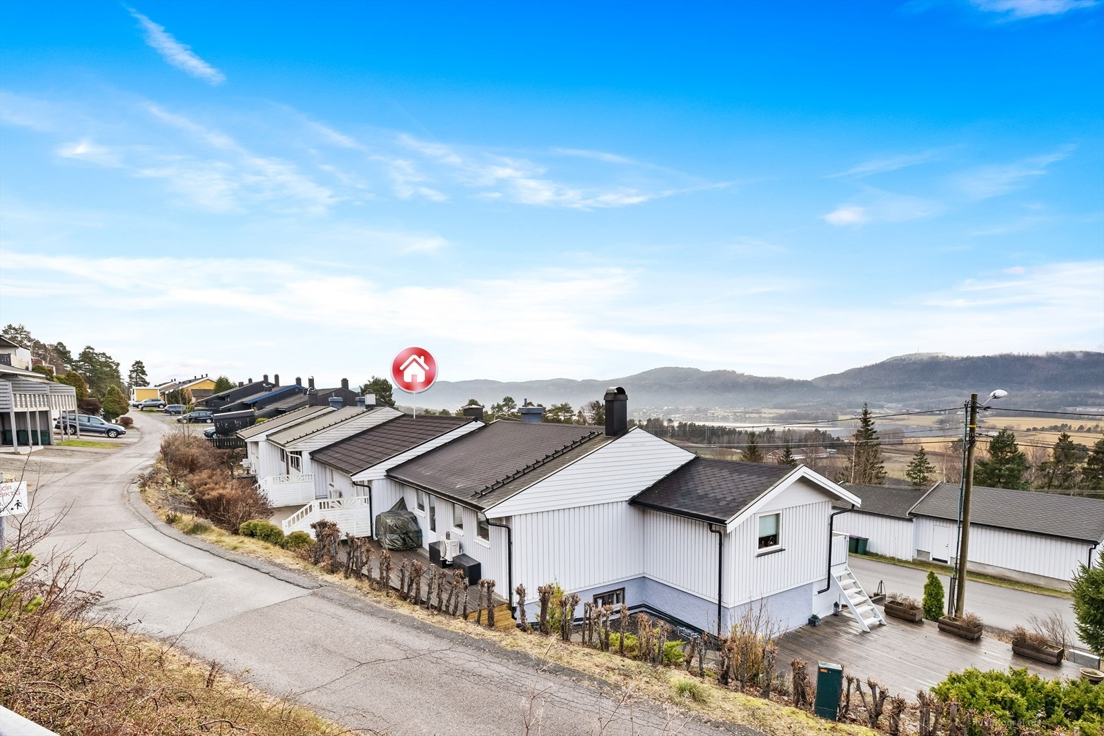 Det er også kort vei til barnehager, skoler, VGS, buss og Sande sentrum med togstasjon samt et godt utvalg av butikker, bank, vinmonopol og servicetilbud. Galleribilde