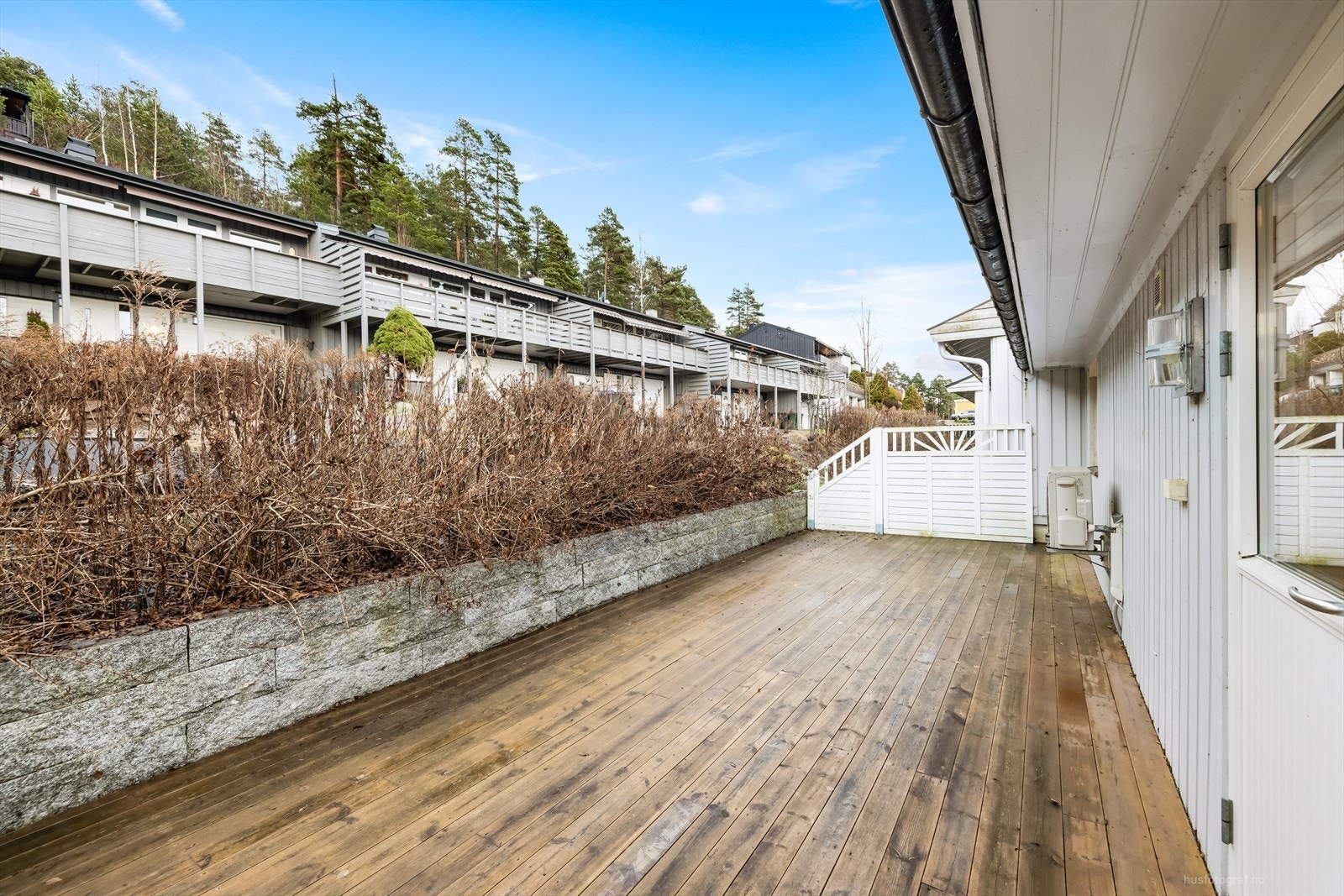 Fra soverommet i 2. etasje er det utgang til en stor og flott terrasse. Galleribilde