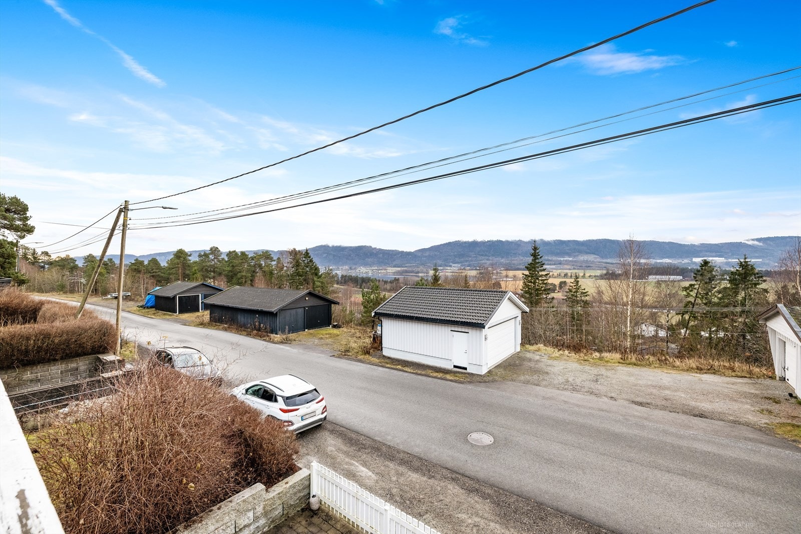 Boligen ligger høyt i feltet med flott utsikt over Sandebygda og utover Sandebukta. Galleribilde