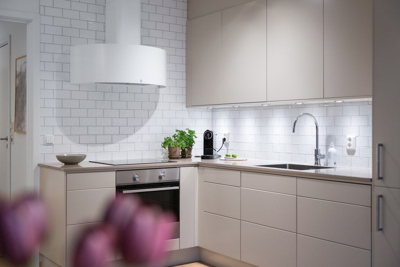 Fliser mellom over- og underskap, og belysning under overskap. Galleribilde