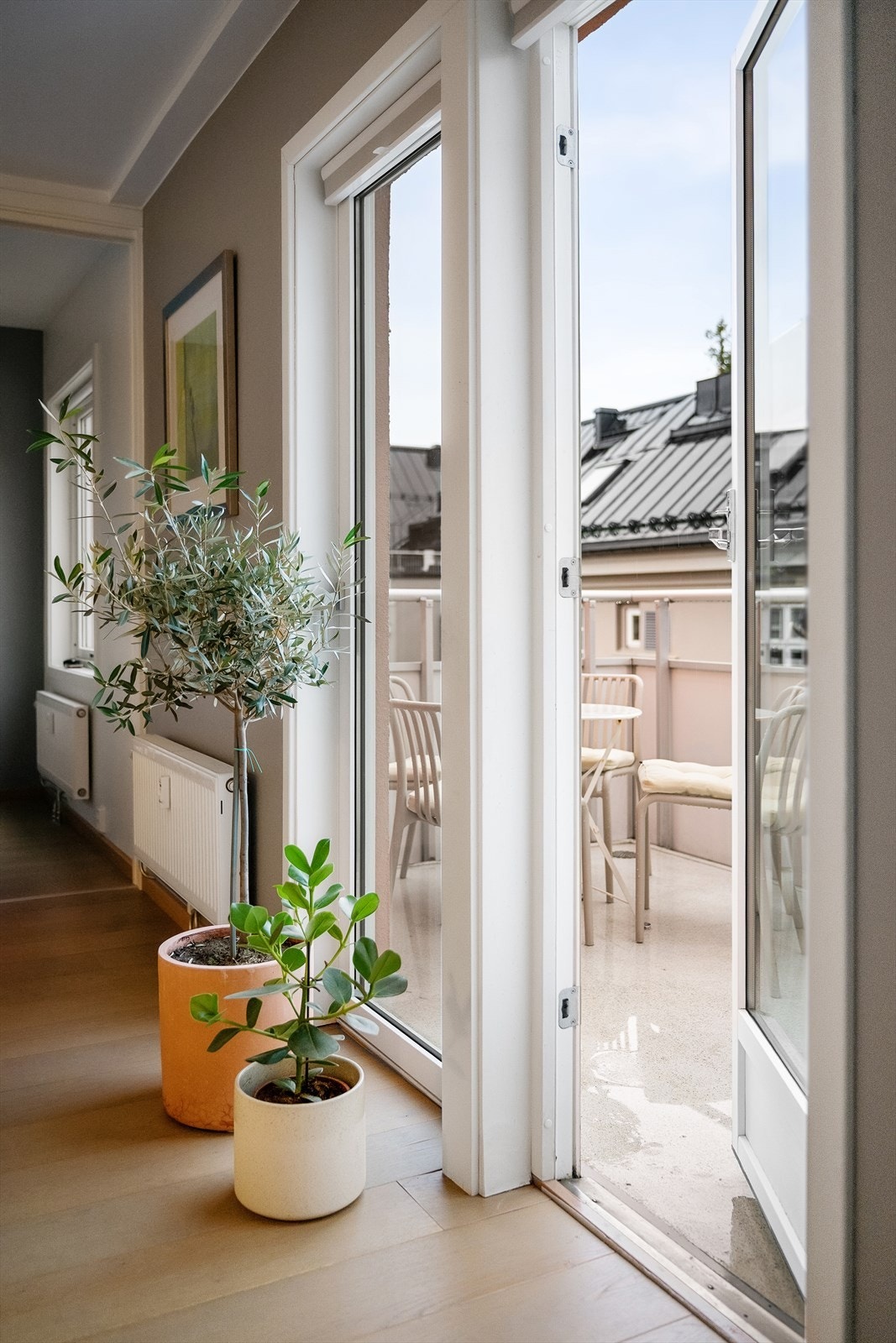 Fra stuen har du adgang til balkongen som kan innredes med utemøblement. Galleribilde