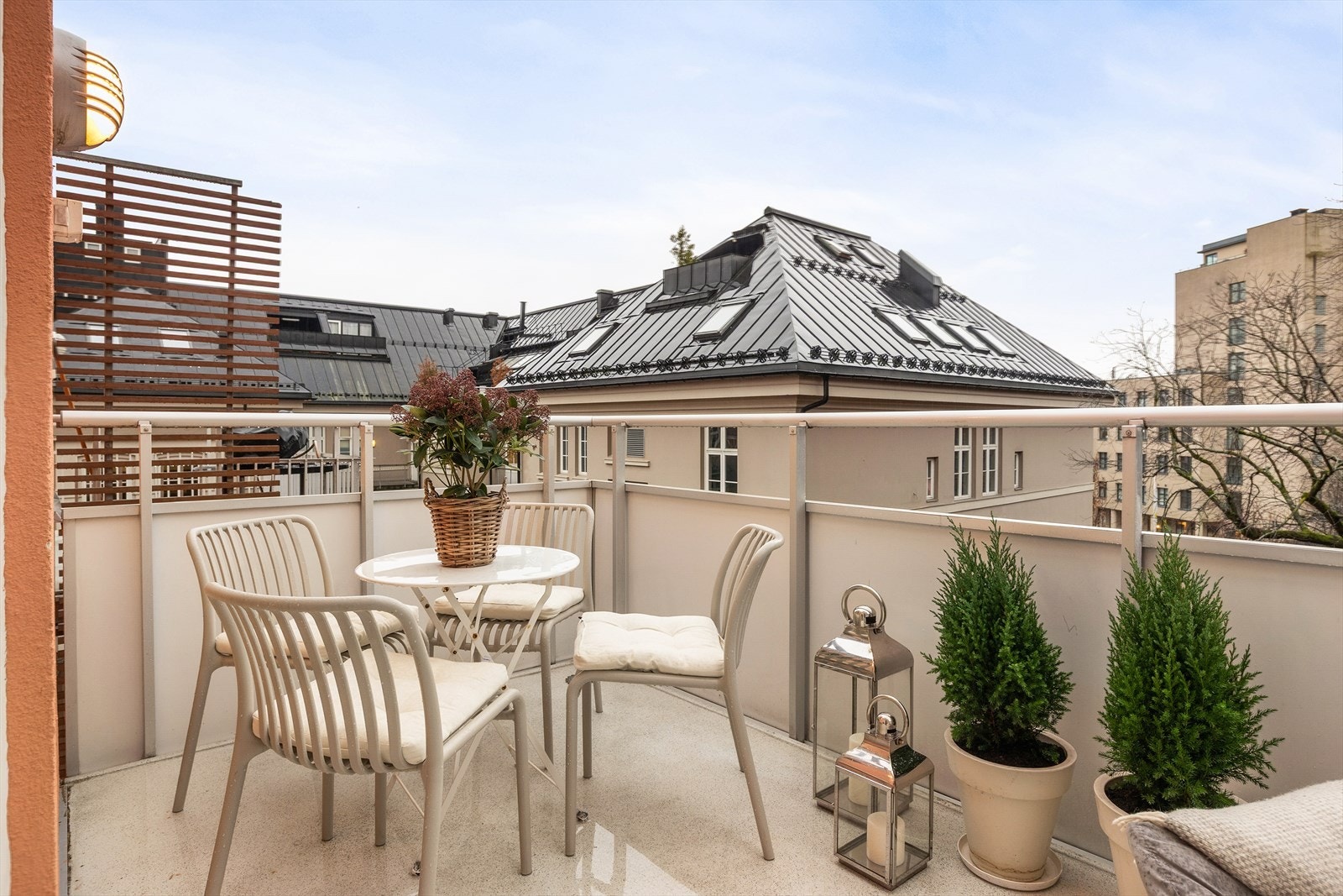 Her er det god plass til utemøbler for å nyte fine dager. Galleribilde