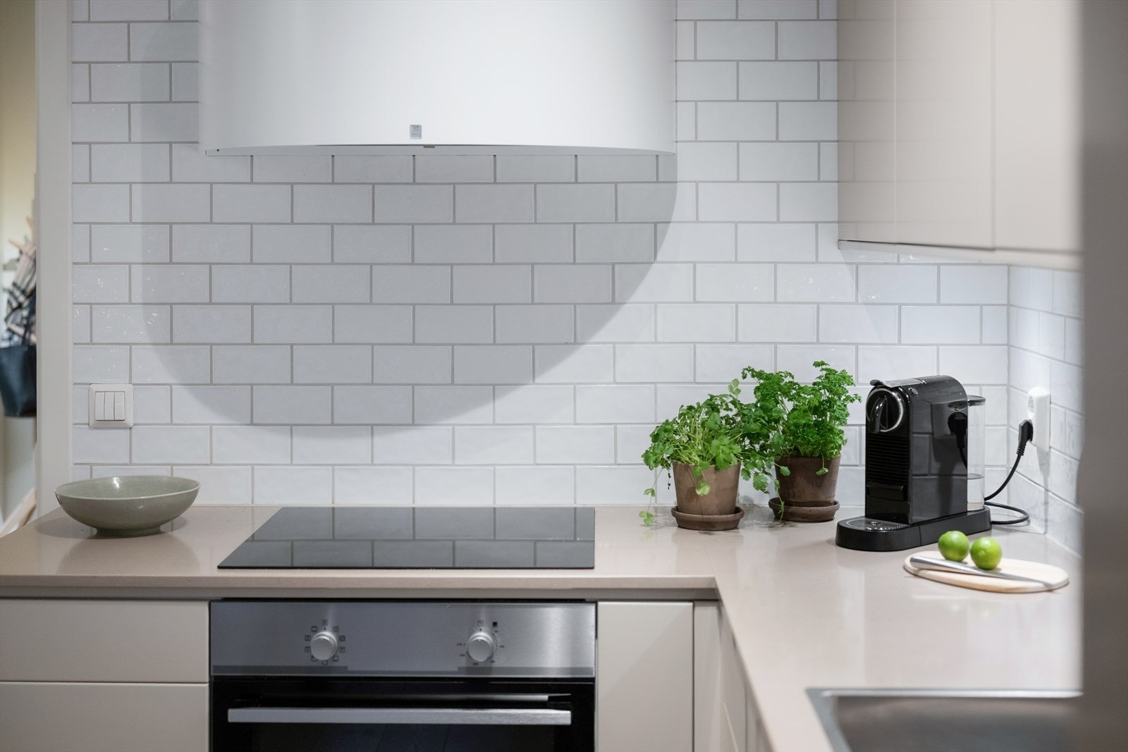 Kjøkkenet er utstyrt med integrert induksjonstopp og ventilasjonshette montert i 2019. Galleribilde