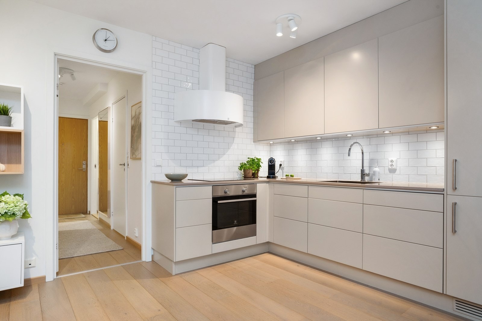 Flott, påkostet kjøkken fra Drømmekjøkkenet med glatte fronter og integrerte hvitevarer. Galleribilde