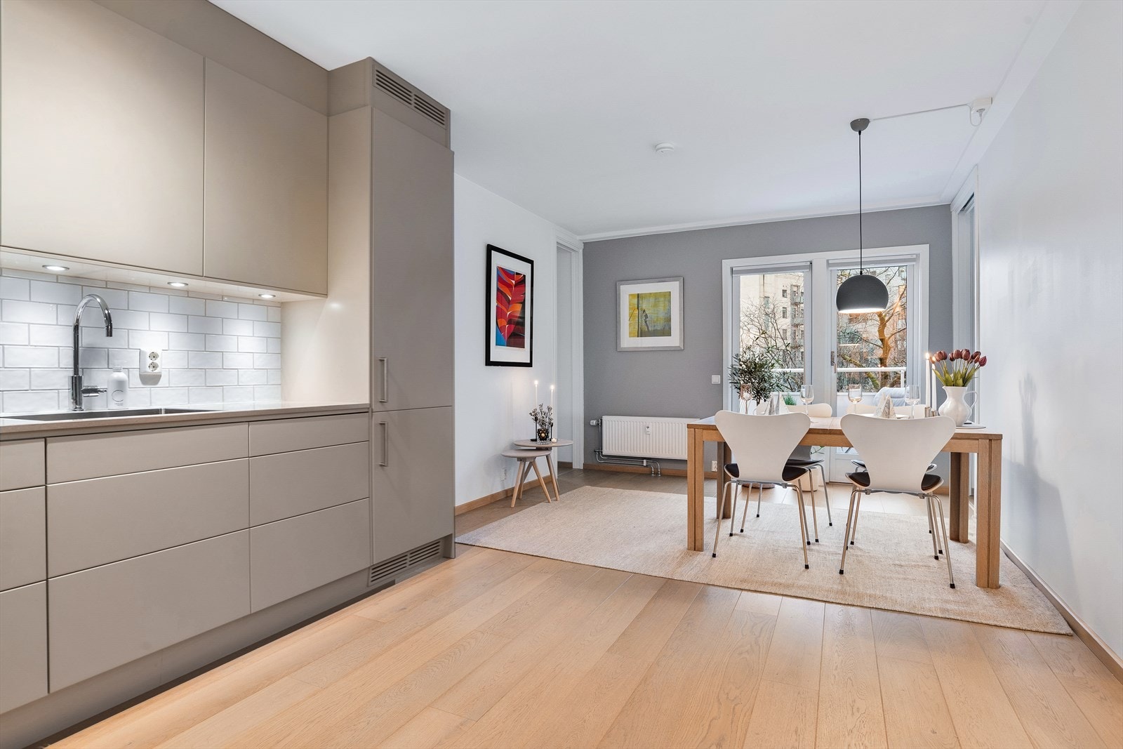 Leiligheten har gjennomgående god standard med gulv belagt i parkett og slette malte vegger. Galleribilde