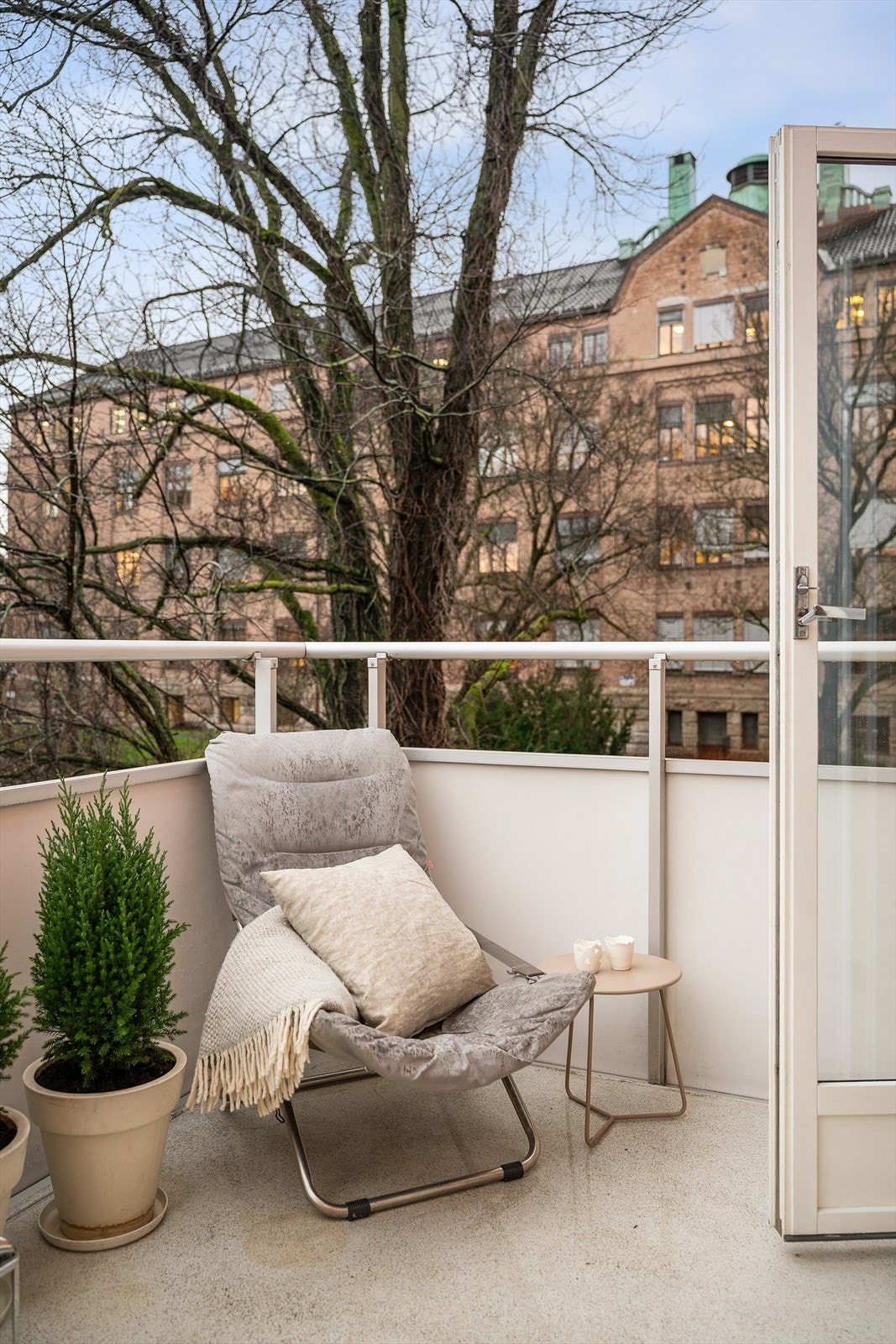 Balkongen har utsyn mot et pent opparbeidet og grønt fellesareal. Galleribilde