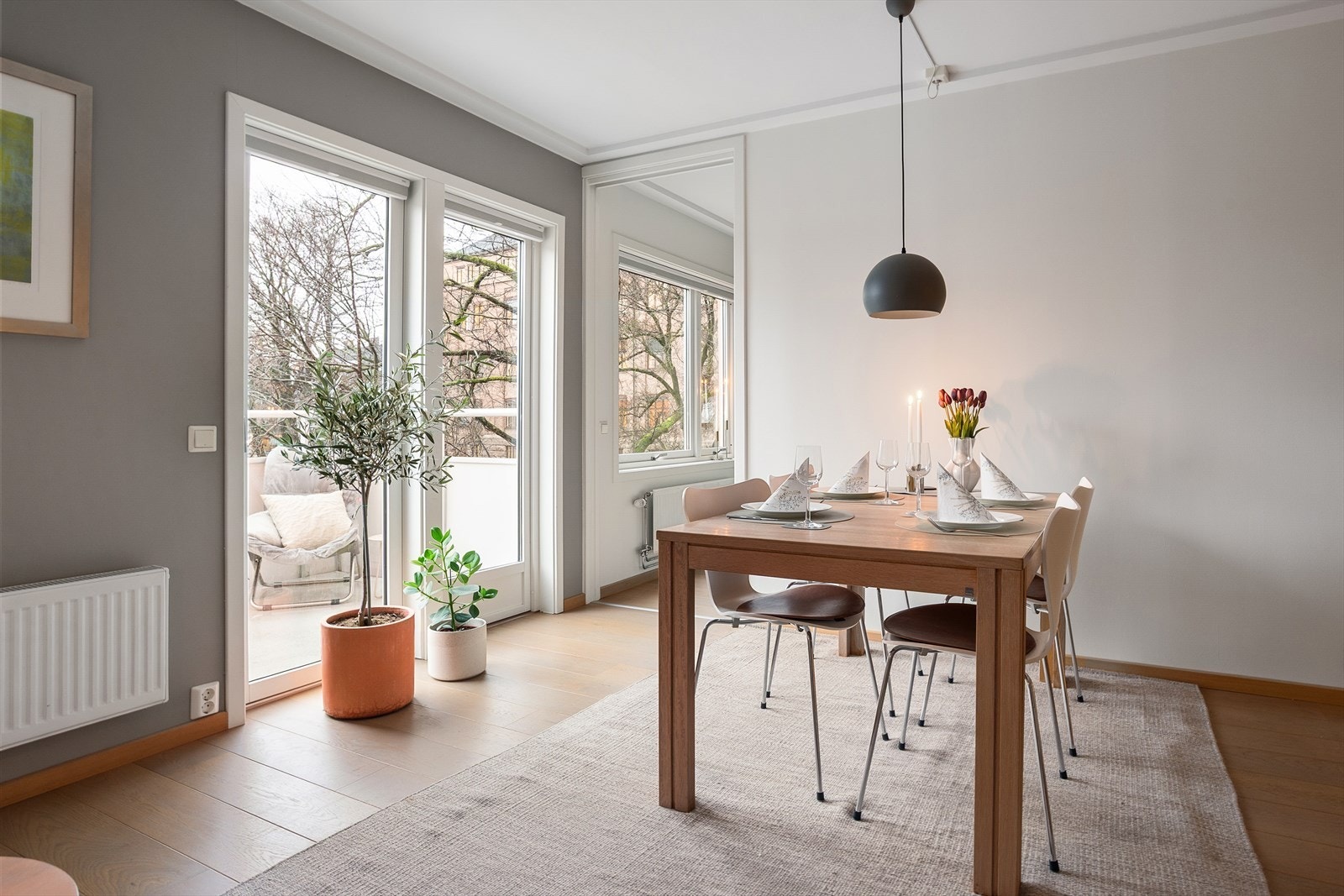 Store vindusflater og utgang til balkongen gir rikelig med naturlig lys. Galleribilde