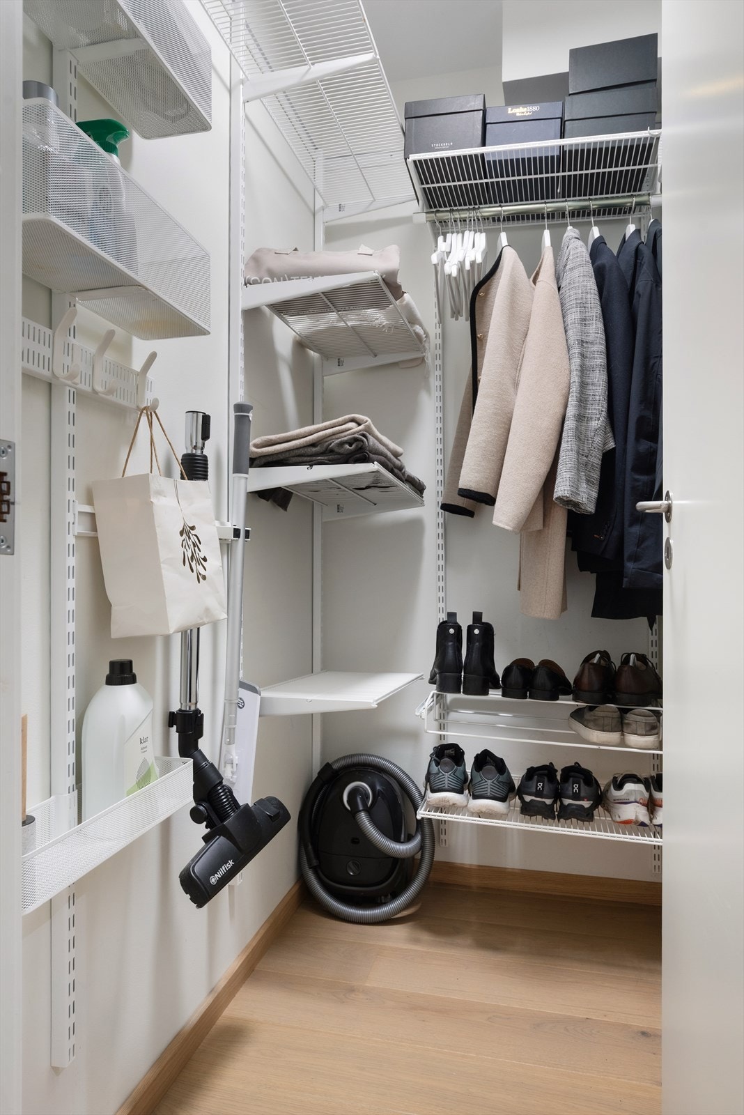 En praktisk intern bod gir ekstra lagringsplass. Leiligheten disponerer også en bod i kjeller. Galleribilde