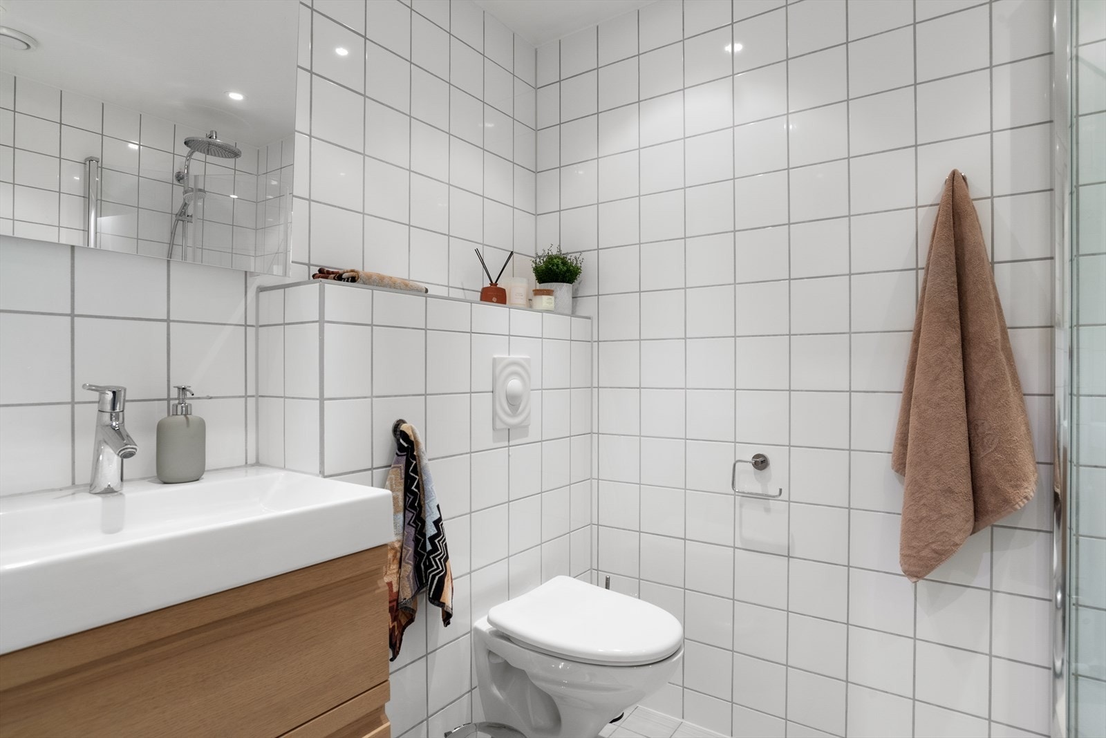 Badet har varmekabler i gulv med ny termostat i 2025. Galleribilde