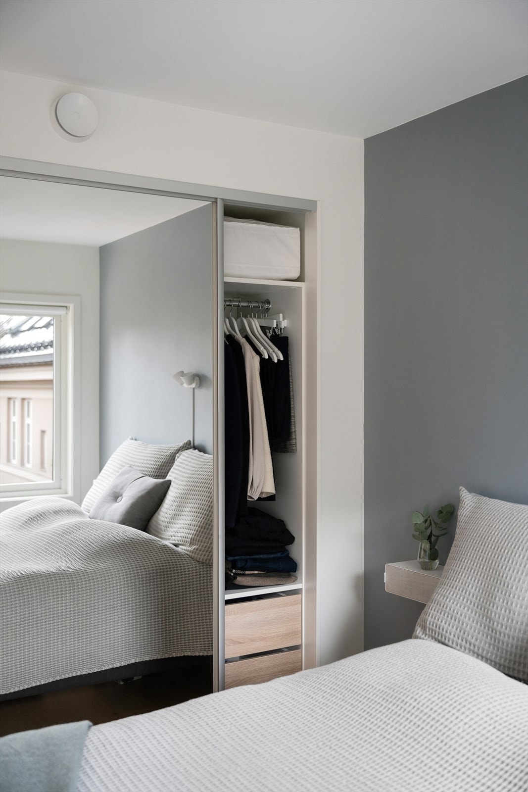 Garderobeløsningen er arealeffektiv og gir god oversikt. Galleribilde