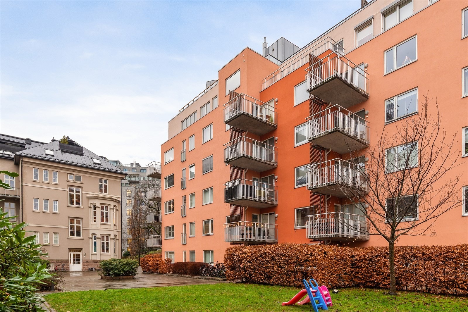 Moderne boligblokk fra 2006, beliggende i et rolig og tilbaketrukket område i Pilestredet Park. Galleribilde