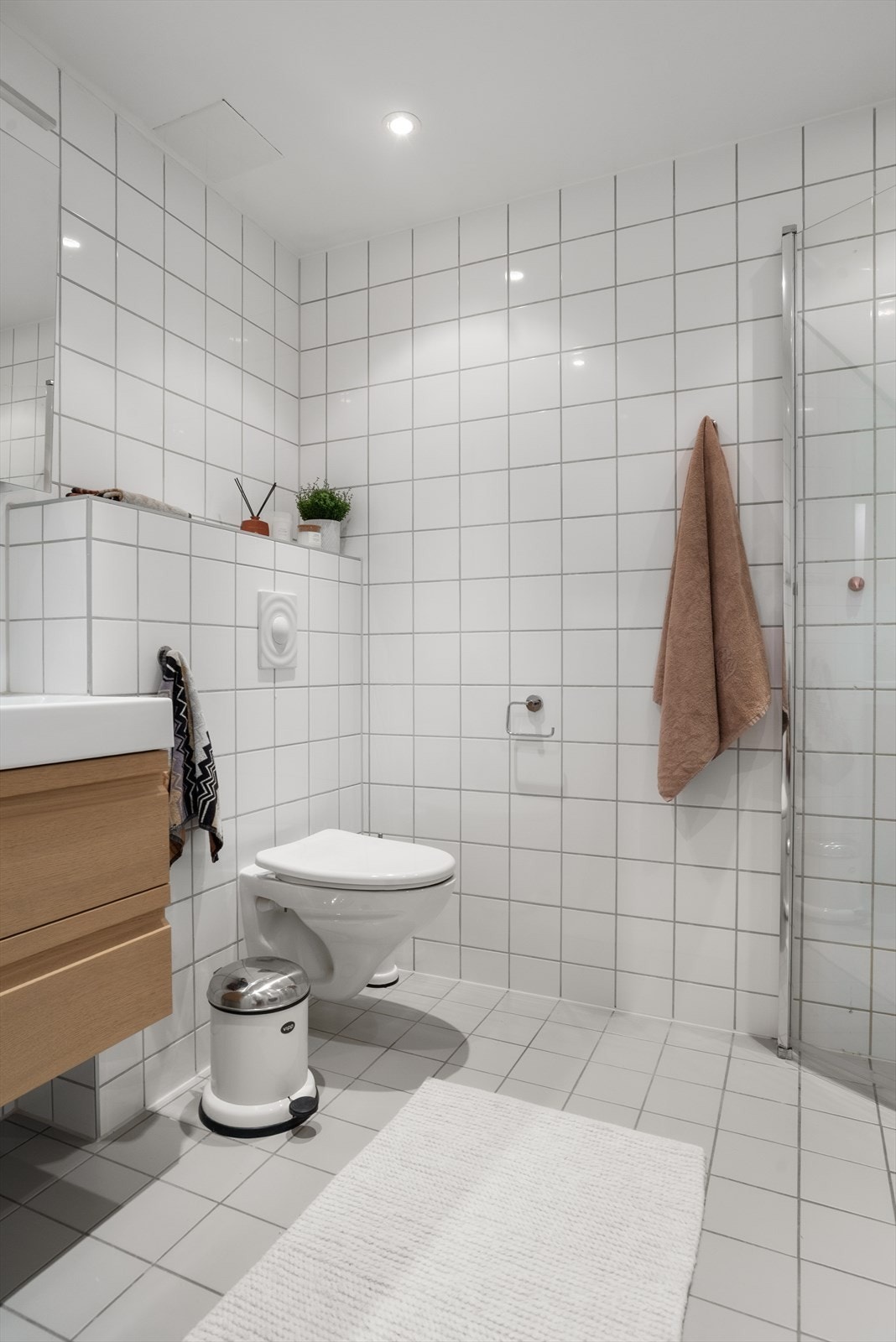 Flislagt bad som ble modernisert i 2019 med ny innredning, servant og dusjløsning. Galleribilde