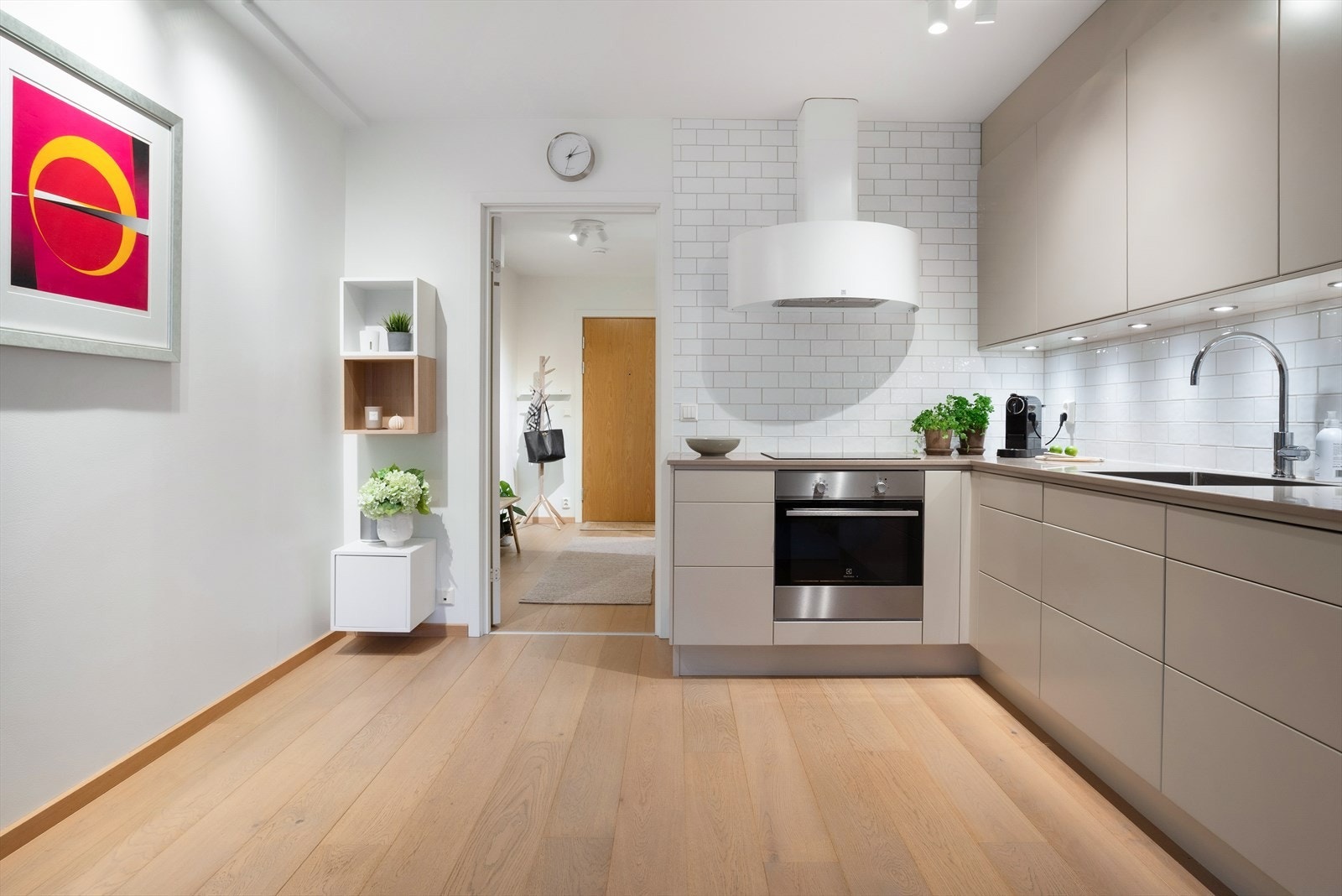 Kjøkkenet har godt med skap- og benkeplass med benkeplate i stein. Galleribilde